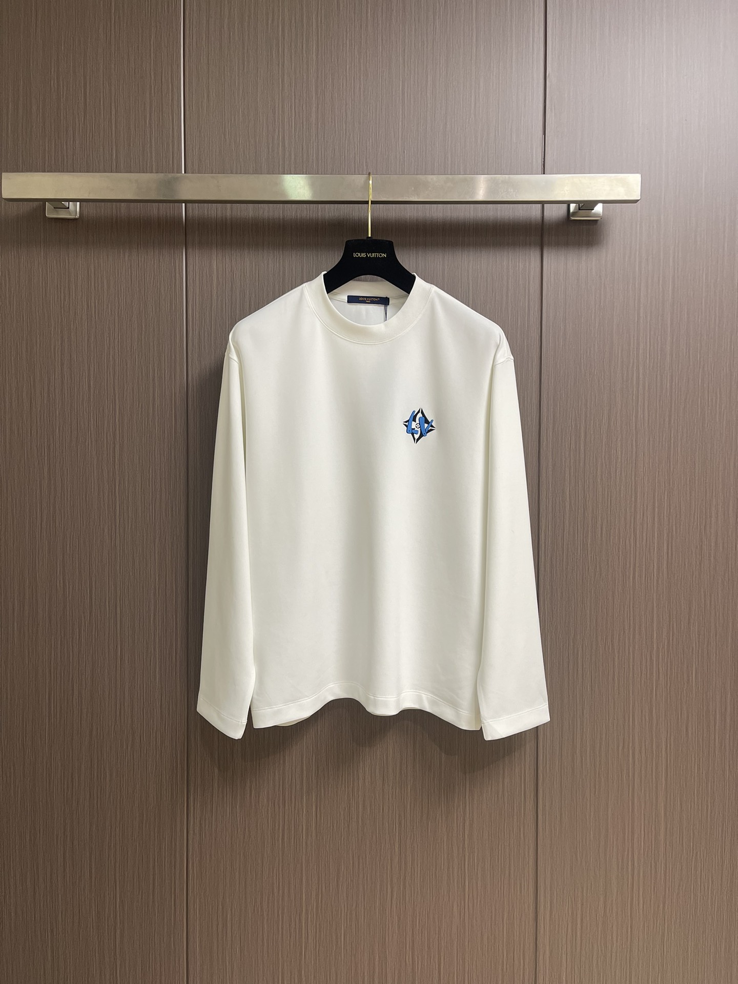 NO:538649,LV 2025SS early autumn new graffiti logo long-sleeved T-shirt, the fabric is made of 26s double yarn surface and 10s fish scale bottom fabric, paired with 380g ribs and 21s double yarn pull-up frame, not only ensures the texture and warmth of the clothes, but also demonstrates the quality in the details. The front vuitton three-dimensional printing process is exquisite, adding a bright color to the simple design. Size S-XXL S-size clothes 67 bust 110 shoulder width 50.5 M-size clothes 69 bust 114 shoulder width 52 L-size clothes 71 bust 118 shoulder width 53.5 XL-size clothes 73 bust 122 shoulder width 55 XXL-size clothes 75 bust 126 shoulder width 56.5,,louis vuitton,tees,t-shirt,alexander wang19860909LV 2025SS早秋新款涂鸦logo长袖T恤,面料采用26s双纱面和10s鱼鳞底面料,搭配380g罗纹与21s双纱拉架,不仅确保了衣物的质感与保暖性,更在细节处彰显品质,正面的vuitton立体印花工艺精细,为简约设计增添了一抹亮色,尺码S-XXL S码衣长67胸围110 肩宽50.5 M码衣长69 胸围114 肩宽52 L码衣长71 胸围118 肩宽53.5 XL码衣长73 胸围122 肩宽55 XXL码肩宽75 胸围126 肩宽56.5,,louis vuitton,tees，t-shirt,alexander wang,Men's clothing