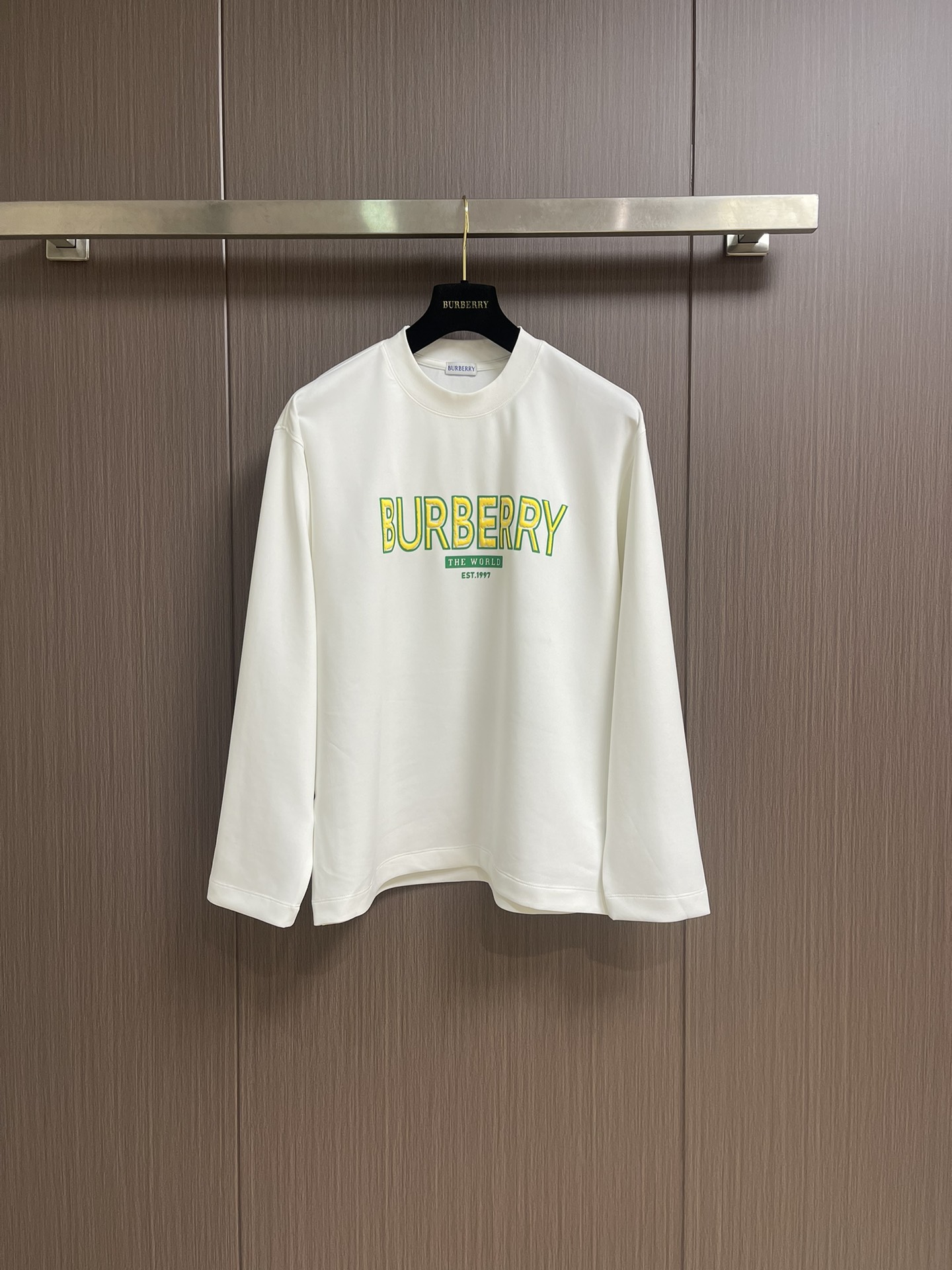 NO:538651,Burberry letter printing logo round neck long sleeve T-shirt, knitted round neck cotton round neck sweatshirt, terry cotton fabric, front chest brand letter large logo print, ribbed knit collar, classic tailoring style, same style for men and women. Size S-XXL S-size length 67 bust 110 shoulder width 50.5 M-size length 69 bust 114 shoulder width 52 L-size length 71 bust 118 shoulder width 53.5 XL-size length 73 bust 122 shoulder width 55 XXL-size shoulder width 75 bust 126 shoulder width 56.5, burberry, hoodie, sweatshirts, tees, t-shirt, alexander wang19860909Burberry 字母印花logo圆领长袖T恤,针织圆领棉布圆领卫衣,毛圈棉质面料,前胸品牌字母大logo印花,罗纹针织衣领,经典剪裁版型,男女同款.尺码S-XXL S码衣长67胸围110 肩宽50.5 M码衣长69 胸围114 肩宽52 L码衣长71 胸围118 肩宽53.5 XL码衣长73 胸围122 肩宽55 XXL码肩宽75 胸围126 肩宽56.5,,burberry,hoodie,sweatshirts,tees，t-shirt,alexander wang,Men's clothing