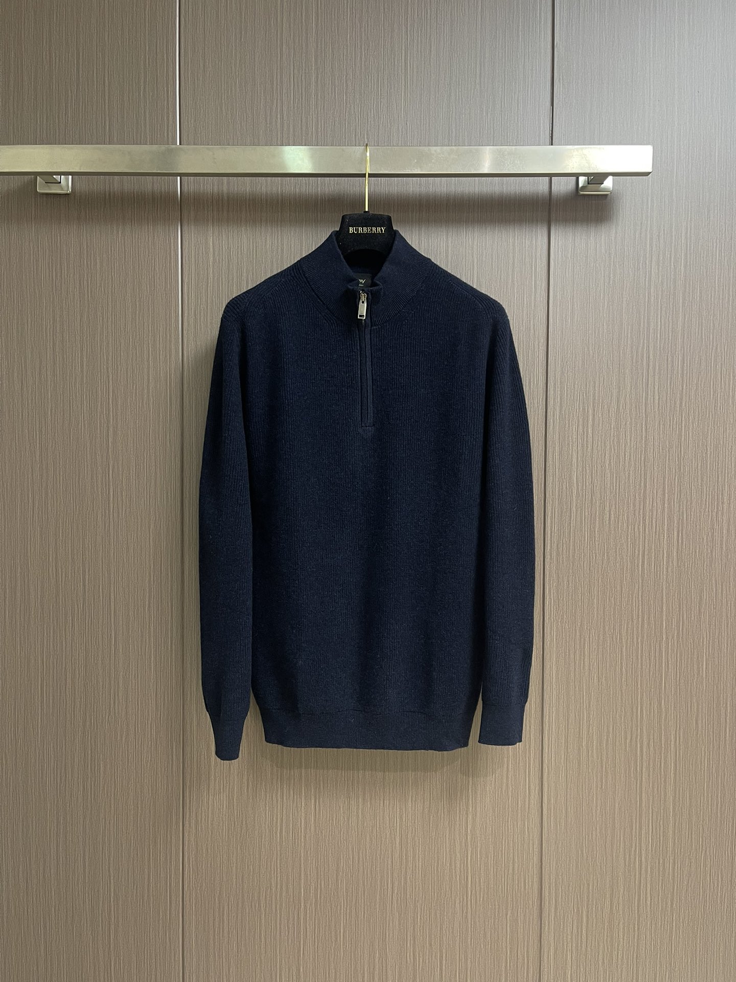 NO:614277,brioni  Half-zip sweater, men's half-zip stand-up sweater, with new texture and warmth wherever you go. Selected wool fabric has a delicate and soft touch, which is close to the skin without pricking. It can also lock in the temperature and is suitable for wearing in the morning and evening when it is slightly cooler. The jacquard ingot knitting method has a clear and three-dimensional texture, breaking the monotony of the basic style, and showing texture in every detail; the raglan sleeves are designed not to pick up the shoulders, allowing for movement.  Free and unrestricted, with a stand-up collar shape, it not only protects the neck from wind, but also makes the neck line cleaner. The half-zip style is practical and full, and the opening and closing of the neckline can be freely adjusted. It is neat to wear alone, and a shirt underneath shows a layered texture. It is suitable for daily commuting and casual outings, and can easily be worn to create a stylish manly style. Sizes M-3XL, shirts, alexander  wang19860909brioni 半拉链针织衫,男士半拉链立领针织衫,质感上新,暖意随行.精选羊毛面料,自带细腻柔软触感,贴身穿亲肤不扎,还能锁住温度,早晚微凉时穿正合适.采用提花元宝针织法,纹理清晰有立体感,打破基础款的单调,细节处尽显质感；插肩袖设计不挑肩型,活动自在无束缚,搭配立领造型,既能防风护颈,又能衬得脖颈线条更利落.半拉链款式实用性拉满,可自由调节领口开合度,单穿显利落,内搭衬衫显层次感,日常通勤、休闲出游穿都很合适,轻松穿出型男格调.尺码M-3XL,,shirts,alexander wang,Men's clothing