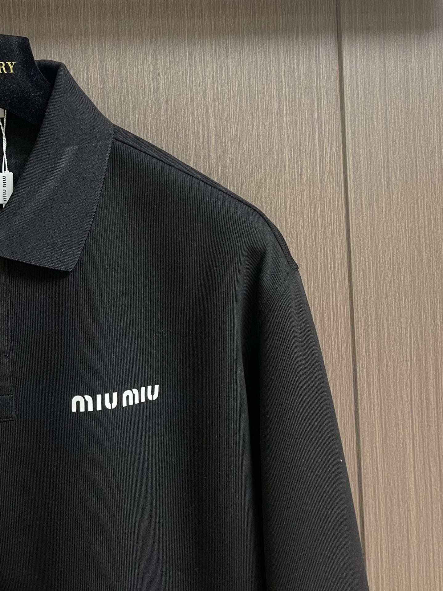 MIUMIU 2025SS早秋新款长袖翻领POLO衫，年年经典百搭款式 合体的版型两粒扣 袖口脚叉 扣子