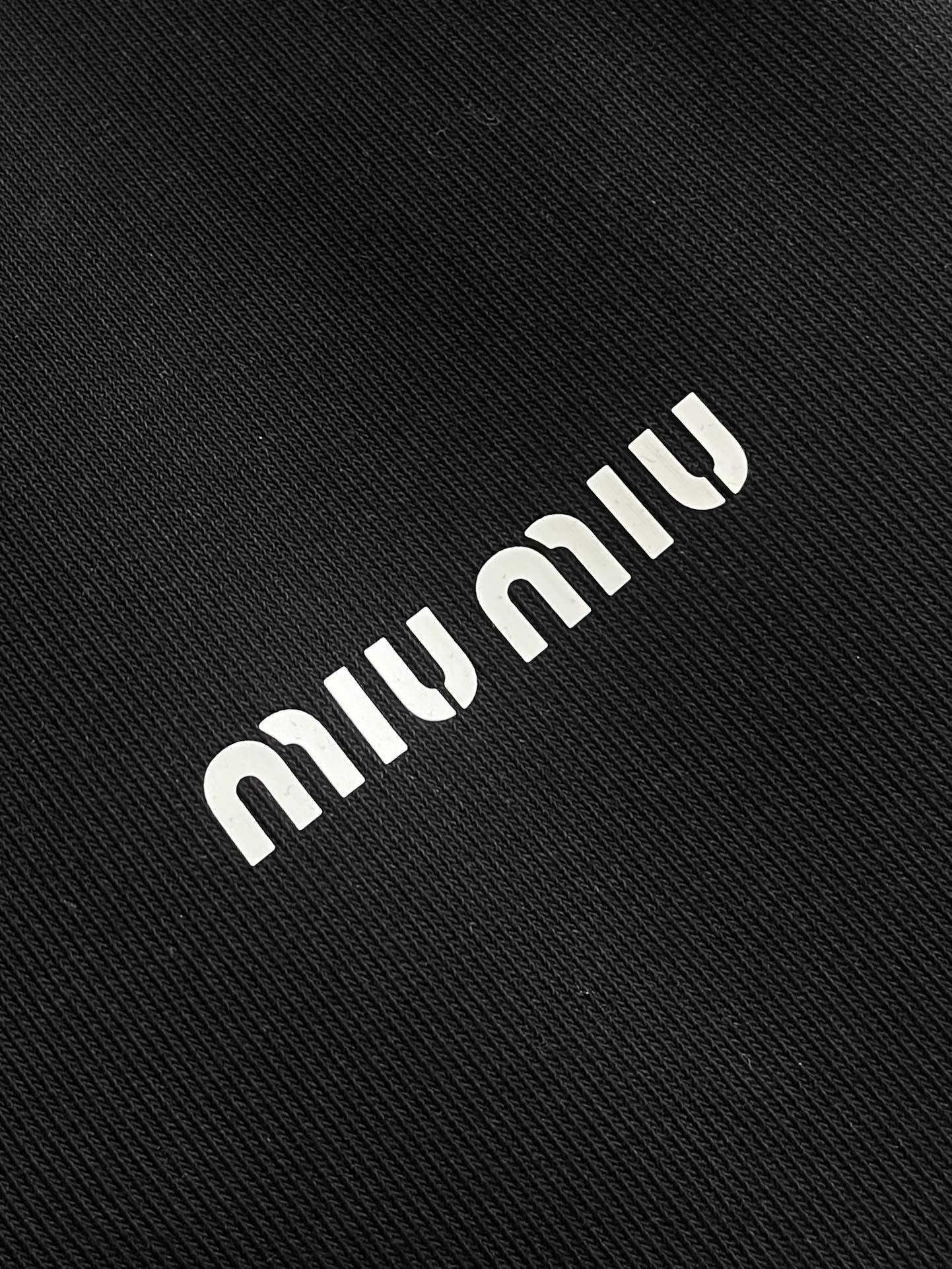 MIUMIU 2025SS早秋新款长袖翻领POLO衫，年年经典百搭款式 合体的版型两粒扣 袖口脚叉 扣子