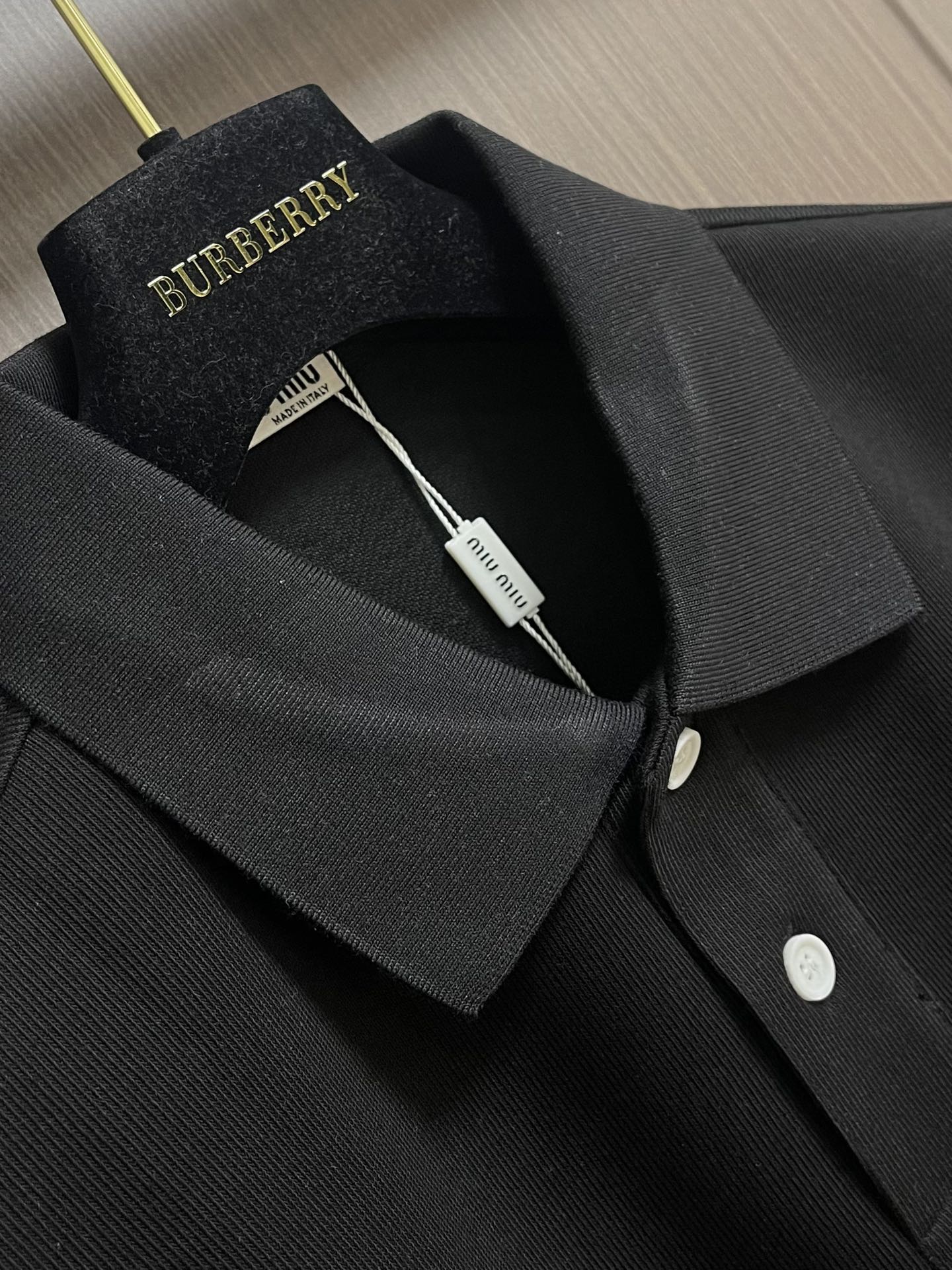 MIUMIU 2025SS早秋新款长袖翻领POLO衫，年年经典百搭款式 合体的版型两粒扣 袖口脚叉 扣子