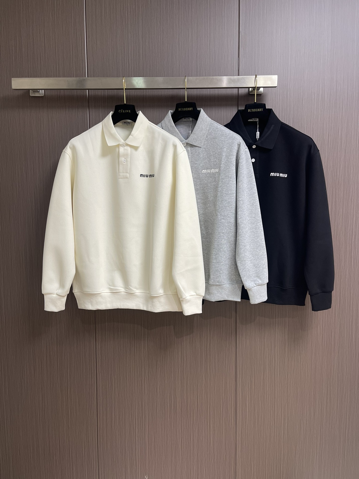 MIUMIU 2025SS早秋新款长袖翻领POLO衫，年年经典百搭款式 合体的版型两粒扣 袖口脚叉 扣子