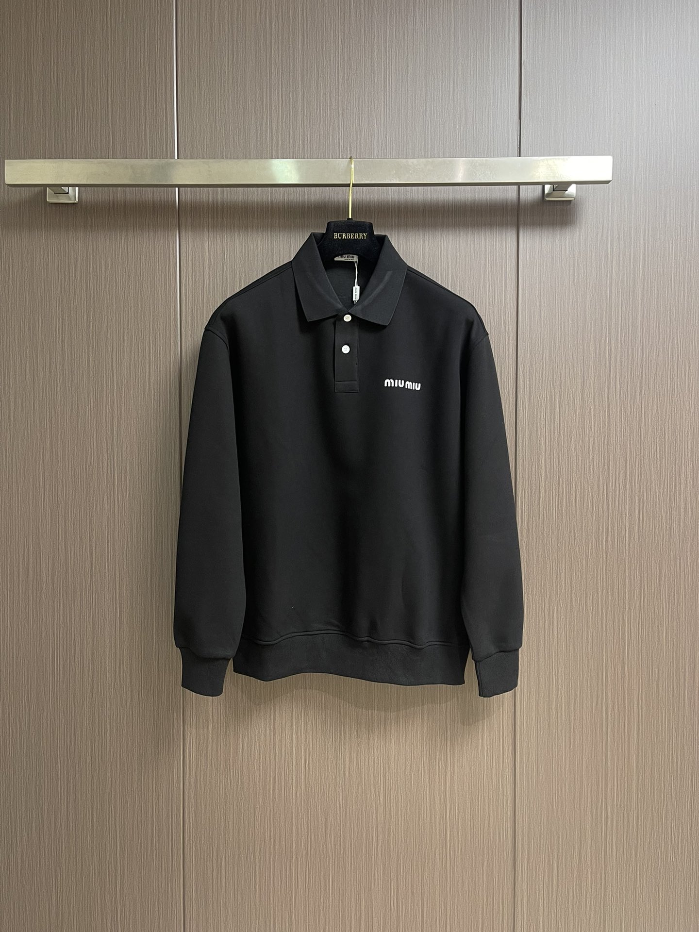 MIUMIU 2025SS早秋新款长袖翻领POLO衫，年年经典百搭款式 合体的版型两粒扣 袖口脚叉 扣子