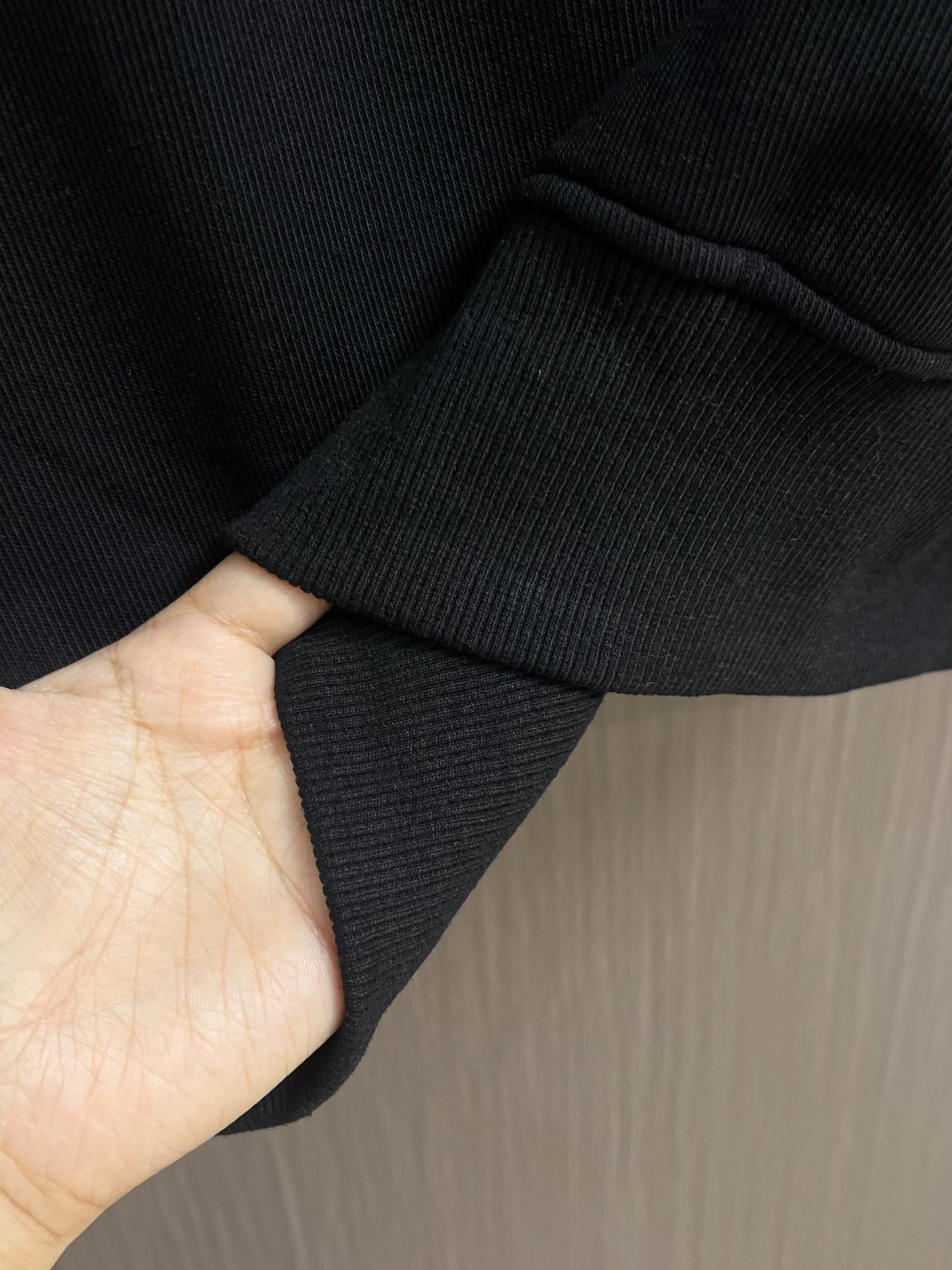 MIUMIU 2025SS早秋新款长袖翻领POLO衫，年年经典百搭款式 合体的版型两粒扣 袖口脚叉 扣子