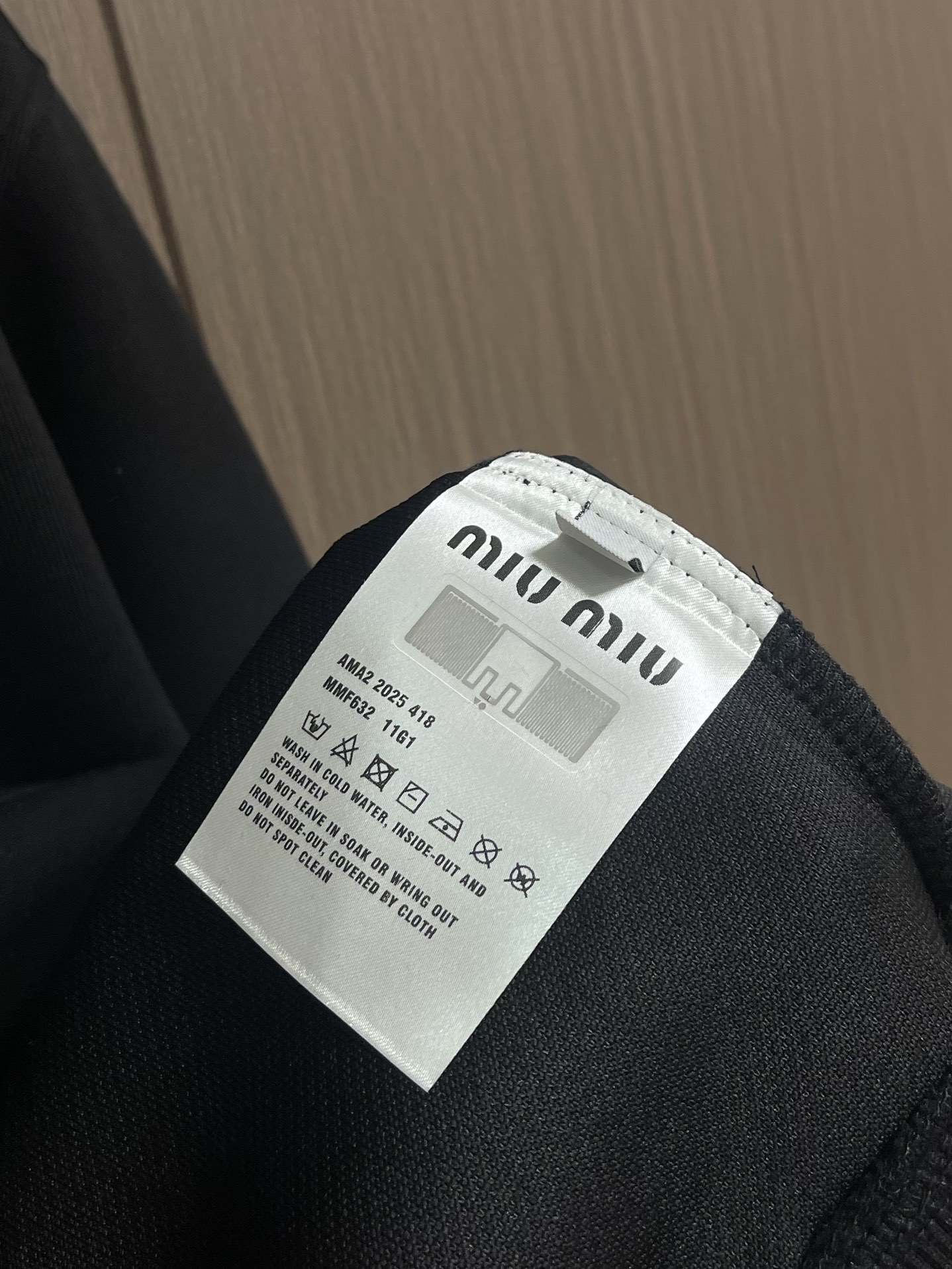 MIUMIU 2025SS早秋新款长袖翻领POLO衫，年年经典百搭款式 合体的版型两粒扣 袖口脚叉 扣子
