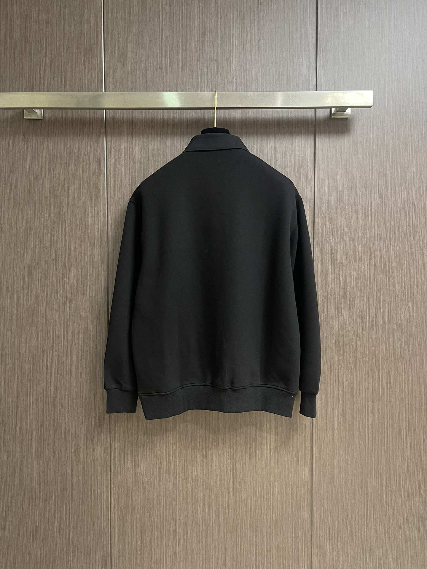 MIUMIU 2025SS早秋新款长袖翻领POLO衫，年年经典百搭款式 合体的版型两粒扣 袖口脚叉 扣子