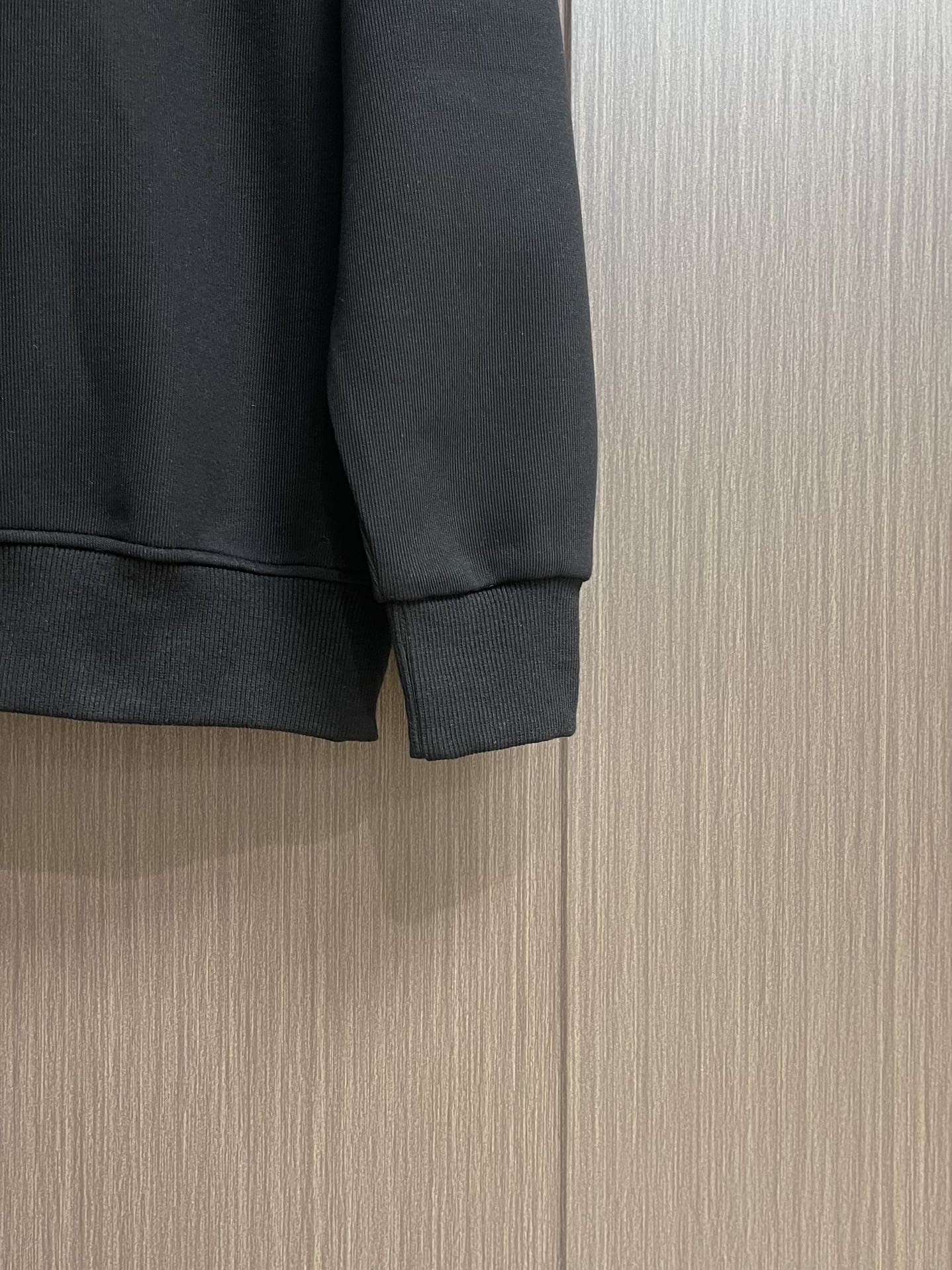 MIUMIU 2025SS早秋新款长袖翻领POLO衫，年年经典百搭款式 合体的版型两粒扣 袖口脚叉 扣子