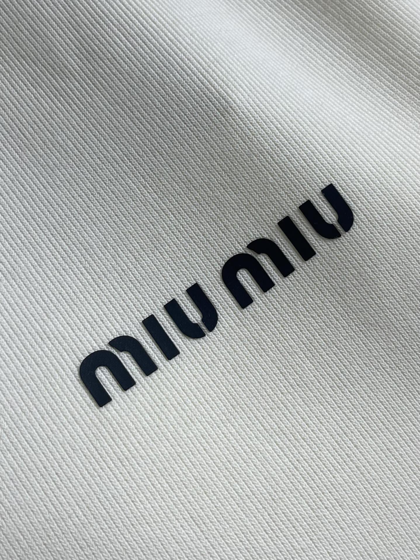 MIUMIU 2025SS早秋新款长袖翻领POLO衫，年年经典百搭款式 合体的版型两粒扣 袖口脚叉 扣子