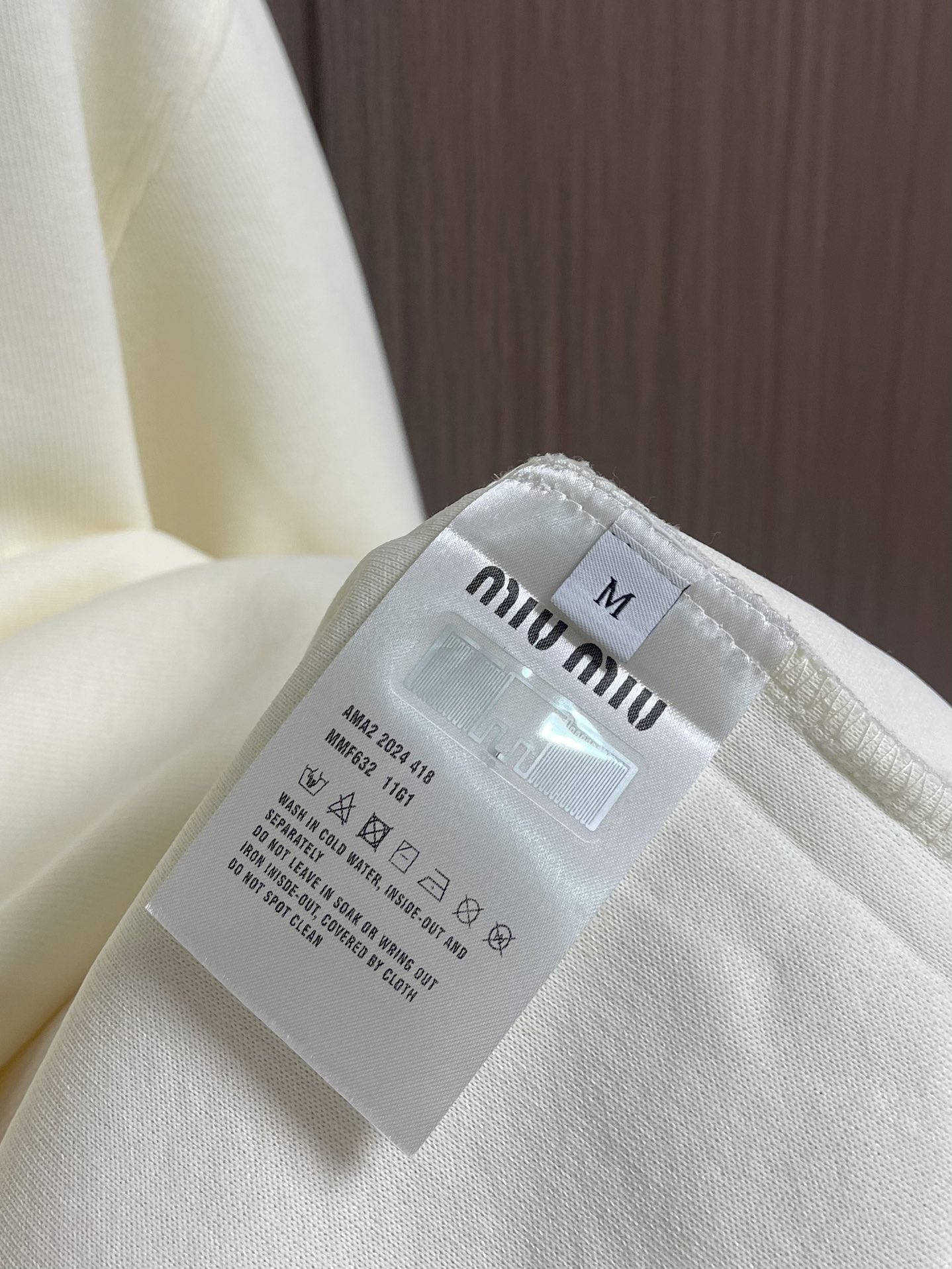 MIUMIU 2025SS早秋新款长袖翻领POLO衫，年年经典百搭款式 合体的版型两粒扣 袖口脚叉 扣子