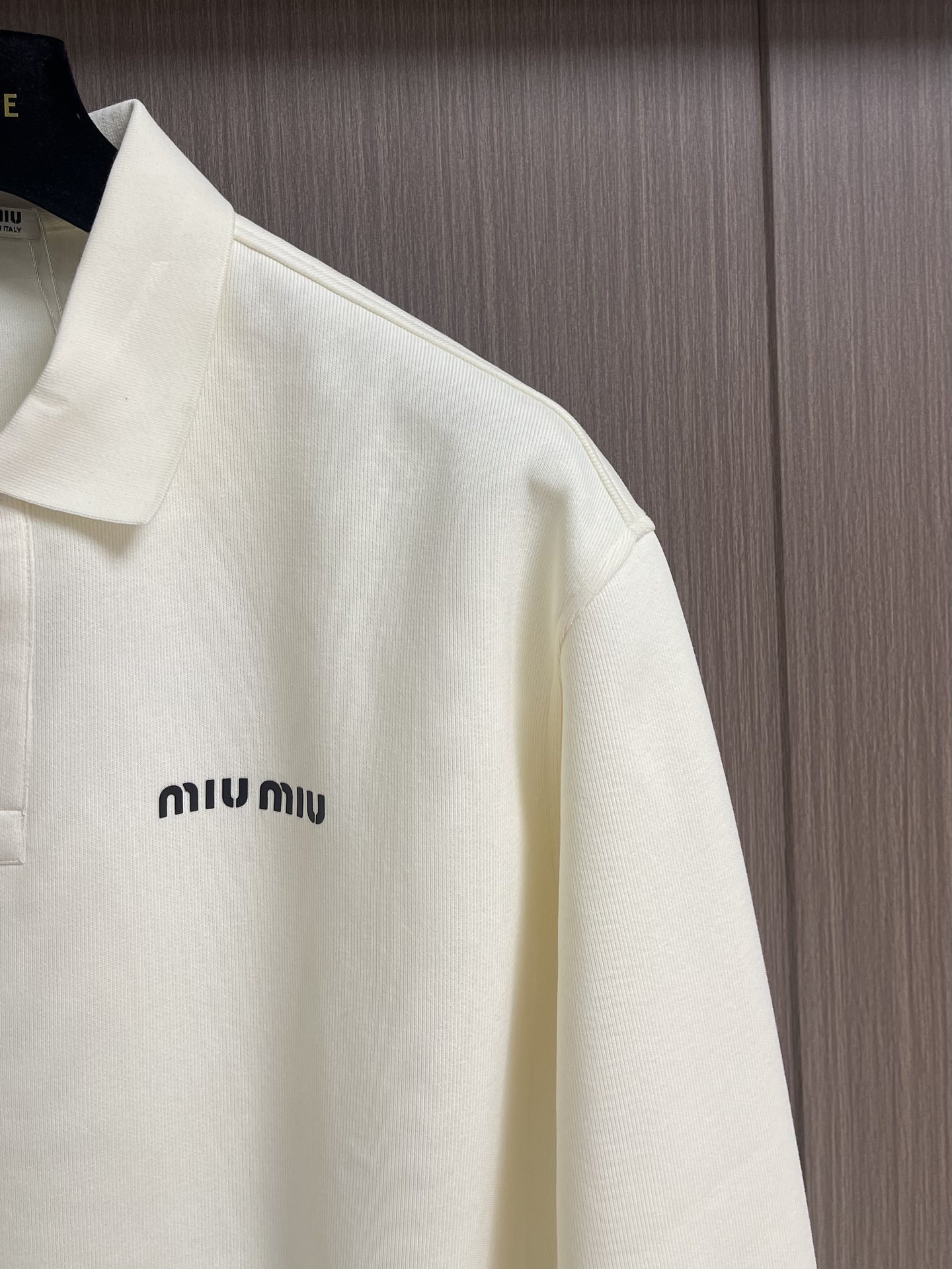 MIUMIU 2025SS早秋新款长袖翻领POLO衫，年年经典百搭款式 合体的版型两粒扣 袖口脚叉 扣子