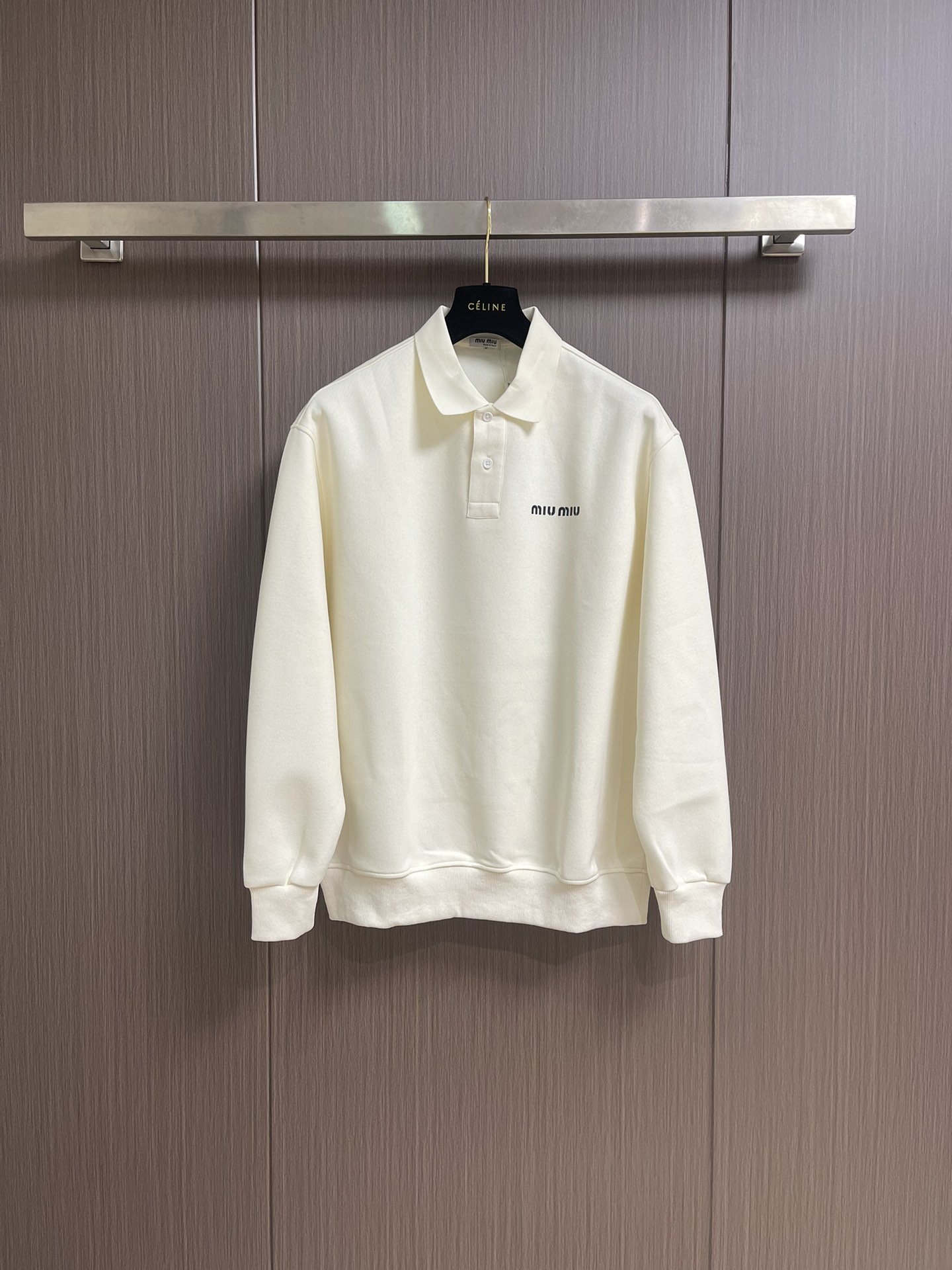 MIUMIU 2025SS早秋新款长袖翻领POLO衫，年年经典百搭款式 合体的版型两粒扣 袖口脚叉 扣子
