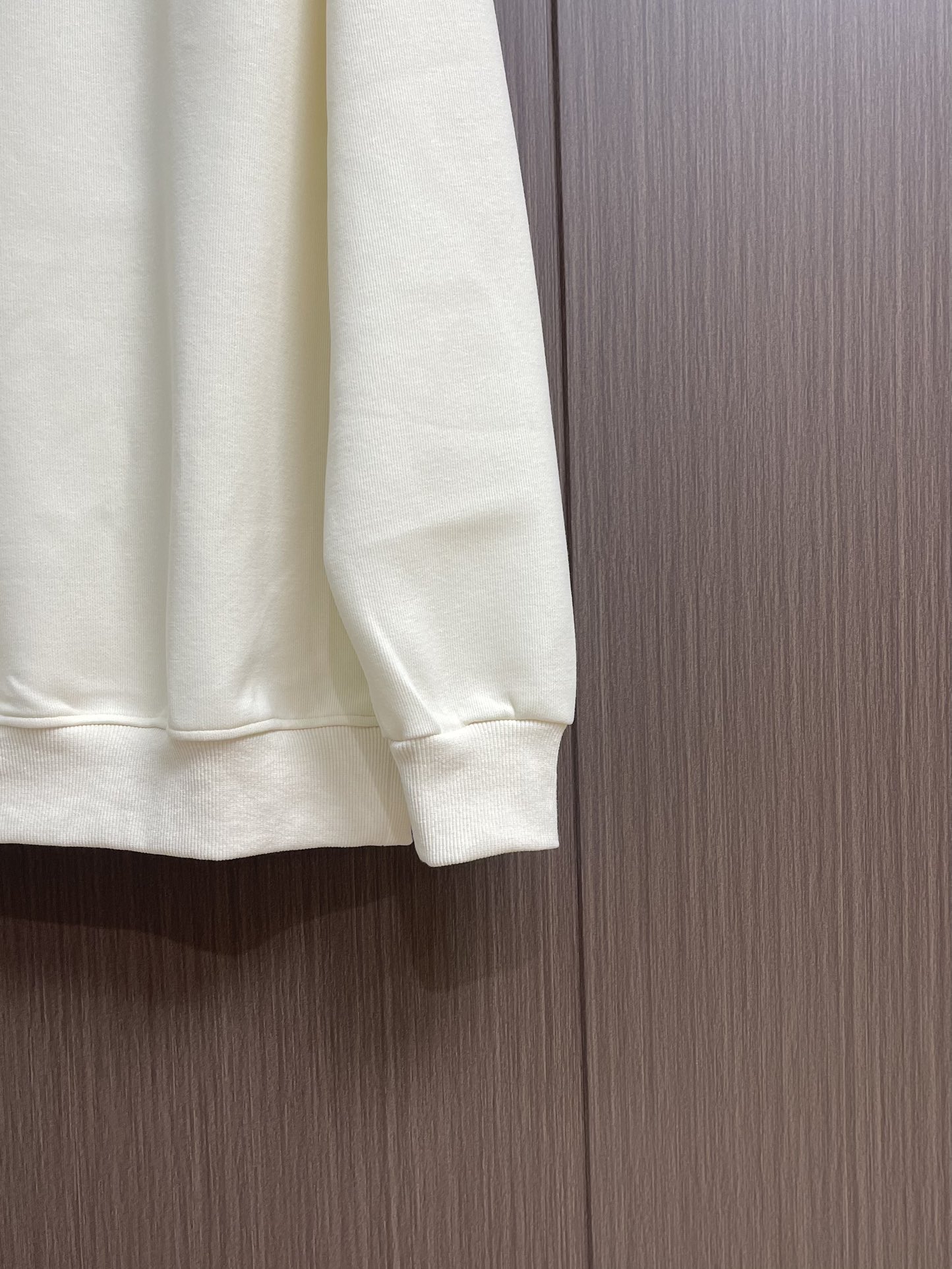 MIUMIU 2025SS早秋新款长袖翻领POLO衫，年年经典百搭款式 合体的版型两粒扣 袖口脚叉 扣子