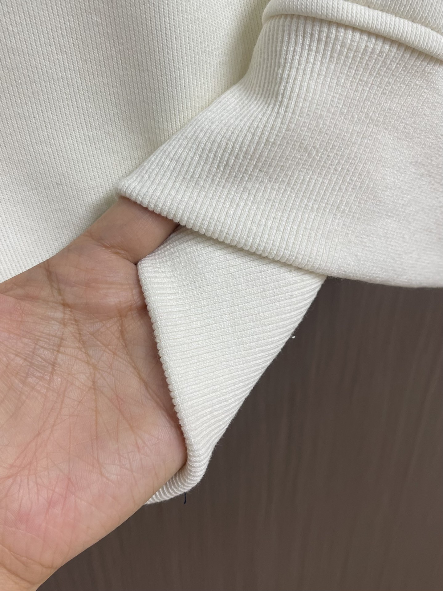 MIUMIU 2025SS早秋新款长袖翻领POLO衫，年年经典百搭款式 合体的版型两粒扣 袖口脚叉 扣子