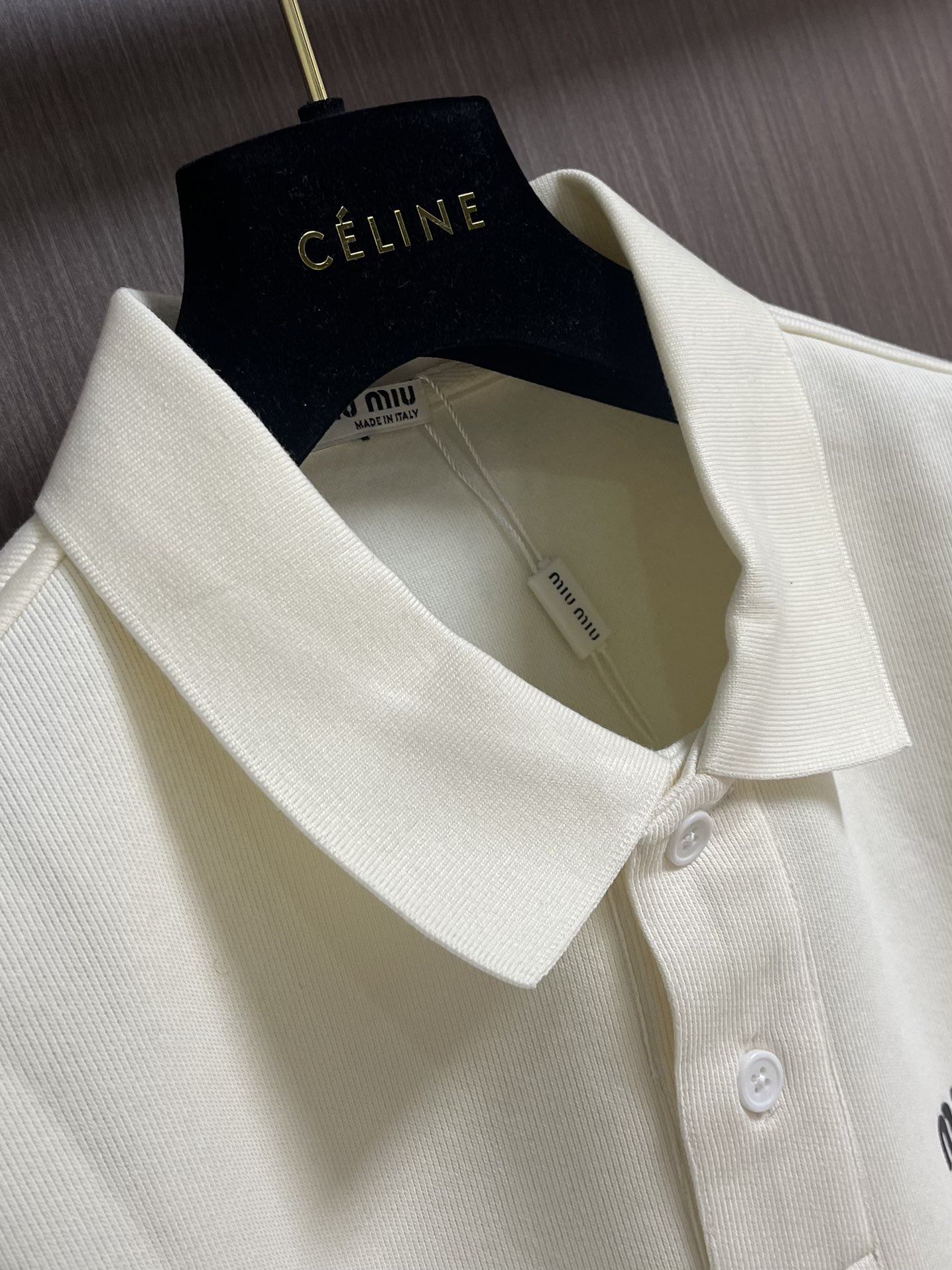 MIUMIU 2025SS早秋新款长袖翻领POLO衫，年年经典百搭款式 合体的版型两粒扣 袖口脚叉 扣子