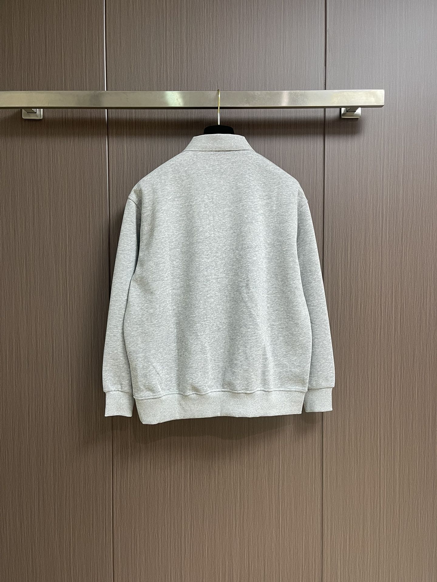 MIUMIU 2025SS早秋新款长袖翻领POLO衫，年年经典百搭款式 合体的版型两粒扣 袖口脚叉 扣子