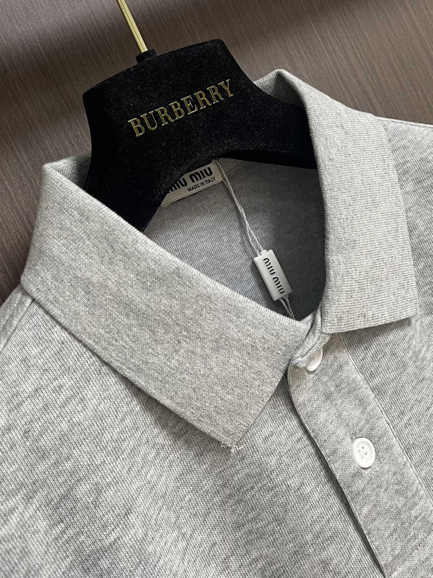 MIUMIU 2025SS早秋新款长袖翻领POLO衫，年年经典百搭款式 合体的版型两粒扣 袖口脚叉 扣子