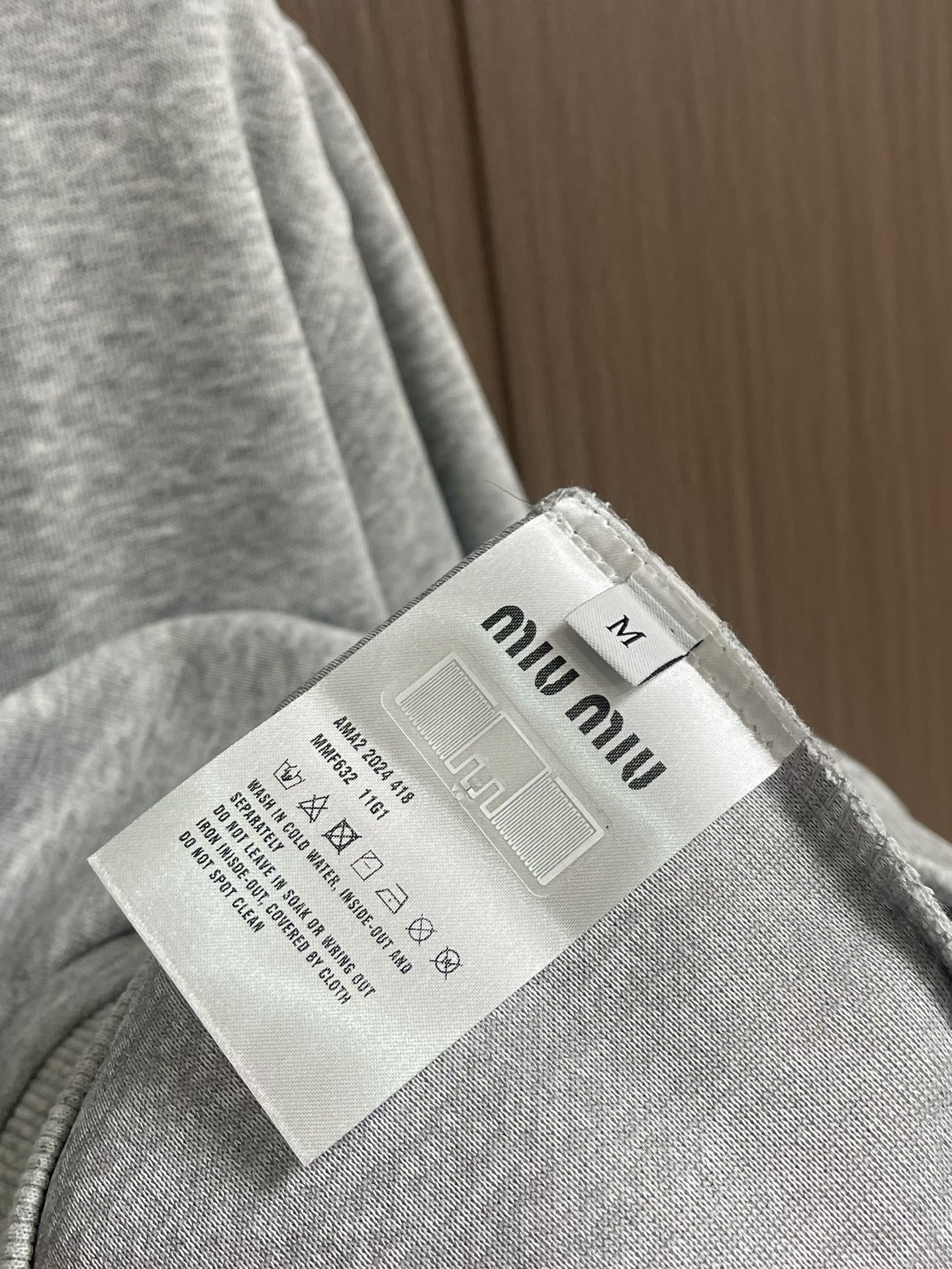 MIUMIU 2025SS早秋新款长袖翻领POLO衫，年年经典百搭款式 合体的版型两粒扣 袖口脚叉 扣子