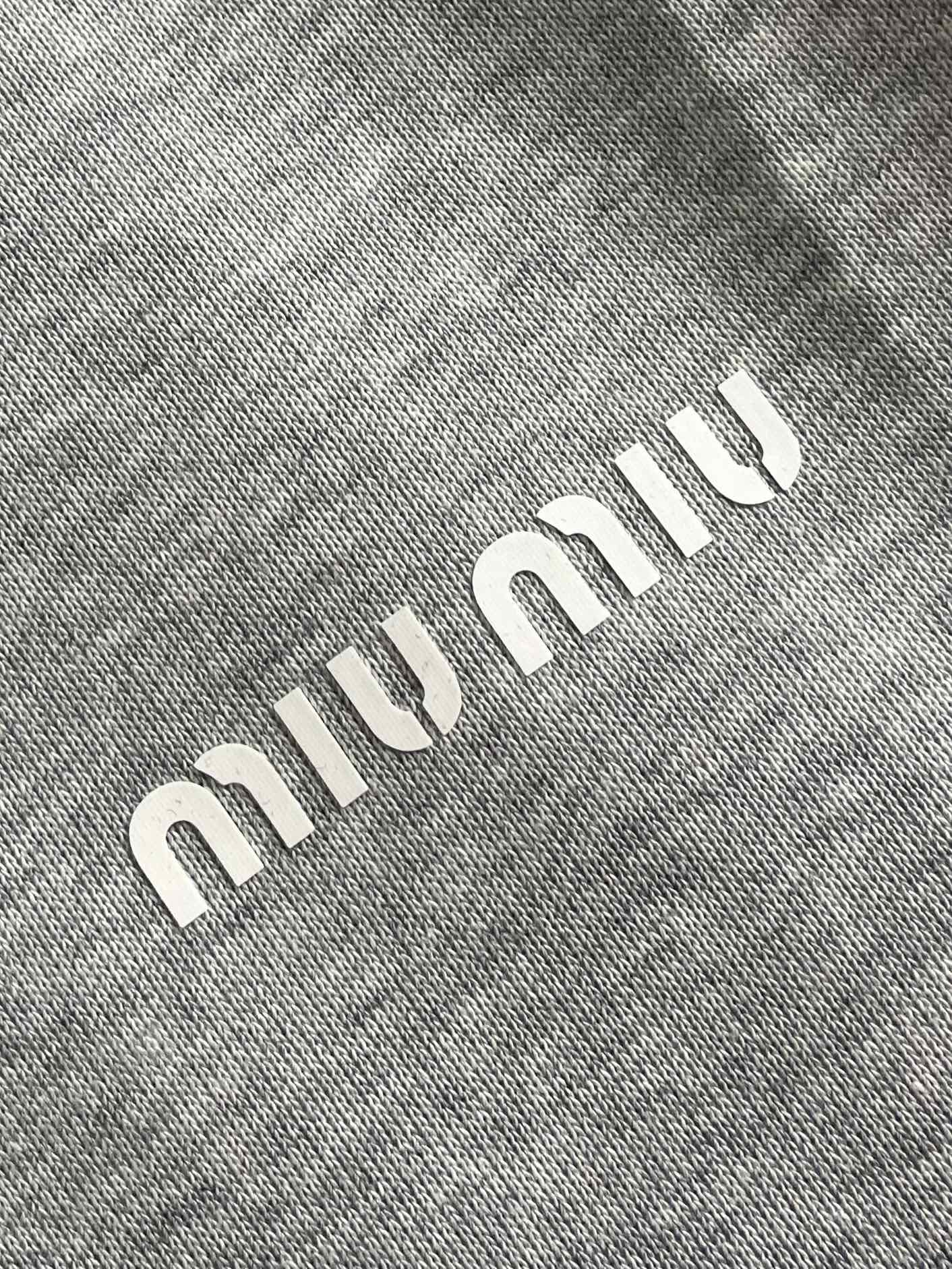 MIUMIU 2025SS早秋新款长袖翻领POLO衫，年年经典百搭款式 合体的版型两粒扣 袖口脚叉 扣子