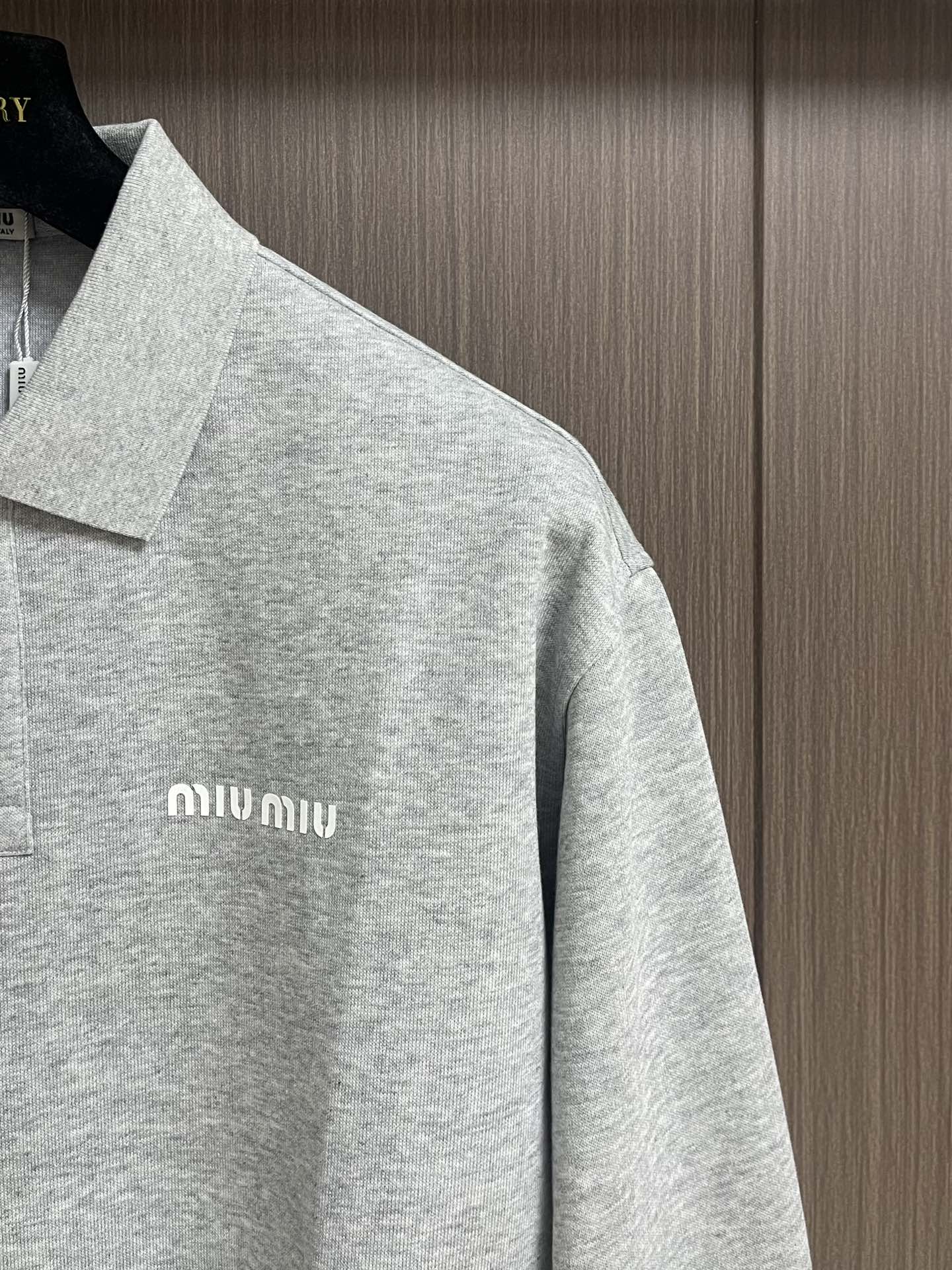 MIUMIU 2025SS早秋新款长袖翻领POLO衫，年年经典百搭款式 合体的版型两粒扣 袖口脚叉 扣子