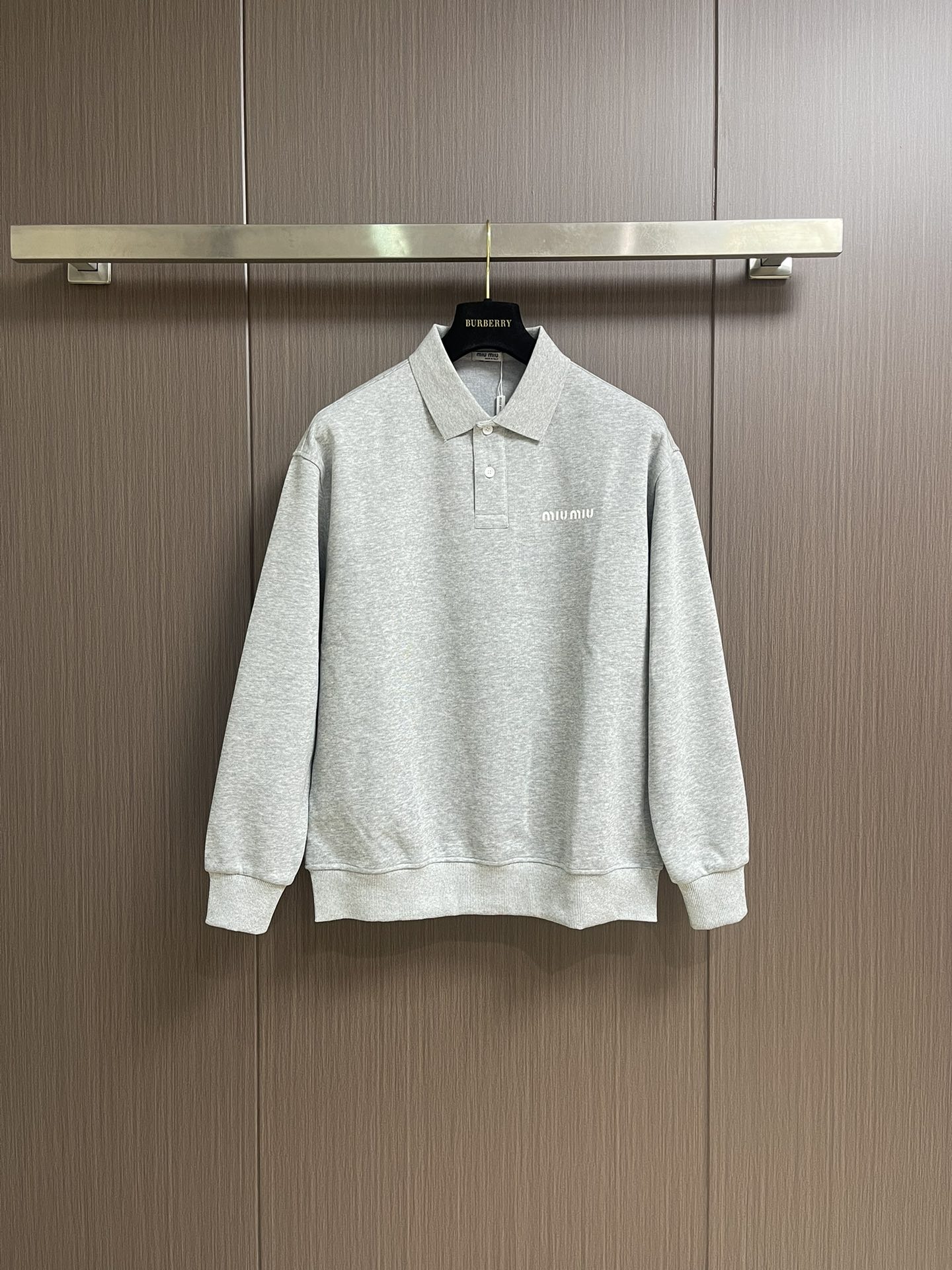 NO:537648,MIUMIU 2025SS early autumn new long-sleeved lapel POLO shirt, classic and versatile style every year, two-pin buckles with fitted style, cuffs and foot protrusions, button embellishments, exquisite printing on the left front chest, upright upper body, overall upper body feel will not be too tight or too loose, very friendly to the figure, wear it well and versatile, classic and out of date!  The craft of washing clothes with the upper body makes the skin more comfortable to touch the fabric.  The upper body is very high-end, skin-friendly and breathable, crisp and stylish. Orders for full-quality. Size S-XXL S-Size 66 bust 117 shoulder width 52 M-Size 69 bust 122 shoulder width 54 L-Size 72.5 bust 128 shoulder width 56 XL-Size 75 bust 132 shoulder width 57.5 XXL-Size 77.5 bust 136 shoulder width 59,,miumiu,alexander wang19860909MIUMIU 2025SS早秋新款长袖翻领POLO衫,年年经典百搭款式 合体的版型两粒扣 袖口脚叉 扣子点缀 左前胸品牌精致印花 上身挺拔 整体上身感不会过紧或者过松 对身材很友好好穿又百搭经典不过时！成衣水洗的工艺 上身让皮肤接触面料更加舒适．上身很高档 亲肤透气,挺括有型 全品相的订单.尺码S-XXL S码衣长66胸围117 肩宽52 M码衣长69 胸围122 肩宽54 L码衣长72.5胸围128肩宽56 XL码衣长75 胸围132肩宽57.5 XXL码肩宽77.5胸围136 肩宽59,,miumiu,alexander wang,Men's clothing