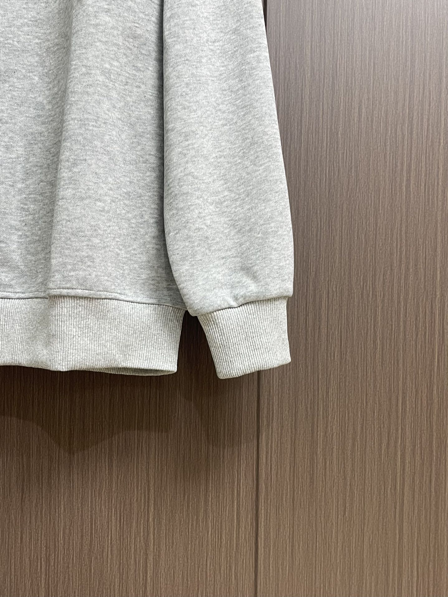 MIUMIU 2025SS早秋新款长袖翻领POLO衫，年年经典百搭款式 合体的版型两粒扣 袖口脚叉 扣子