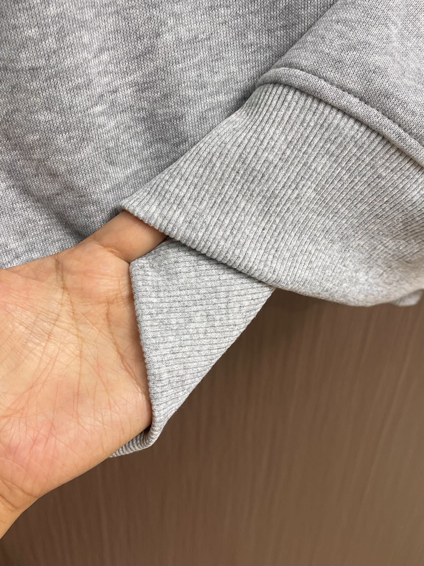 MIUMIU 2025SS早秋新款长袖翻领POLO衫，年年经典百搭款式 合体的版型两粒扣 袖口脚叉 扣子