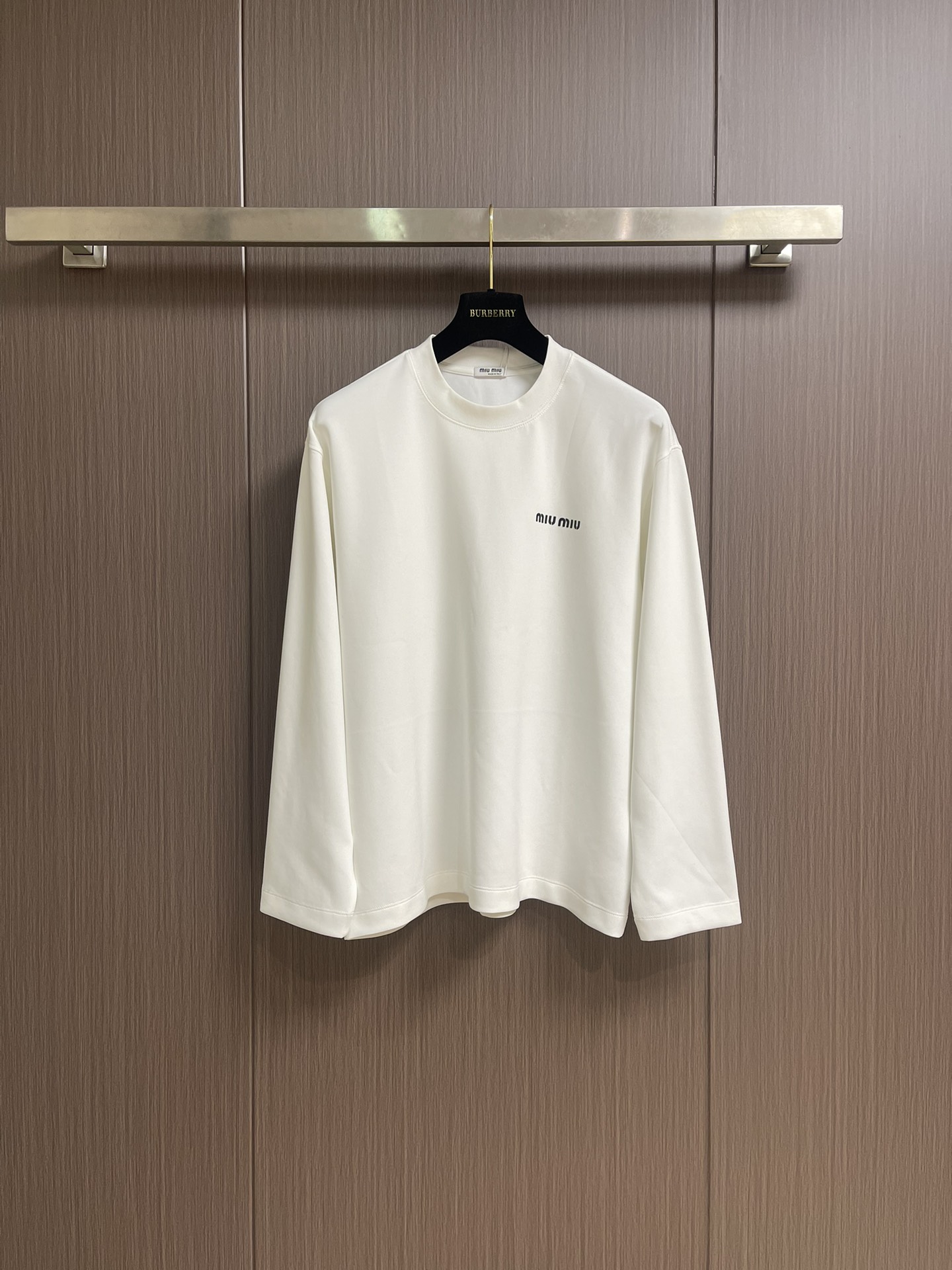 NO:539639,Miumiu 2025ss early spring new long-sleeved round-neck T-shirt, with avant-garde and fashionable design!  High-end customized high-support cotton fabric.  Soft feel.  Comfortable to wear.  Level exquisite car line.  Fine workmanship.  The upper body effect is invincible and handsome!  Essential items for men. Size S-XXL S-Size 67 bust 110 shoulder width 50.5 M-Size 69 bust 114 shoulder width 52 L-Size 71 bust 118 shoulder width 53.5 XL-Size 73 bust 122 shoulder width 55 XXL-Size 75 bust 126 shoulder width 56.5,,miumiu,tees,t-shirt,alexander wang19860909miumiu 2025ss早春新款长袖圆领t恤,设计前卫时尚！高端定制高支棉面料．手感柔软．穿着舒适．级别精致车线．做工精细．上身效果无敌帅气！型男必备单品.尺码S-XXL S码衣长67胸围110 肩宽50.5 M码衣长69 胸围114 肩宽52 L码衣长71 胸围118 肩宽53.5 XL码衣长73 胸围122 肩宽55 XXL码肩宽75 胸围126 肩宽56.5,,miumiu,tees，t-shirt,alexander wang,Men's clothing