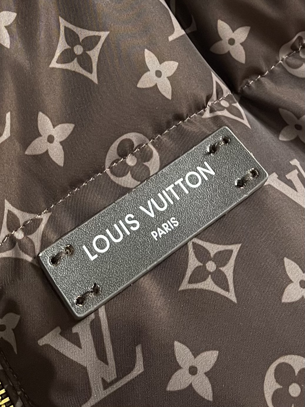 LV 2025ss秋冬新款老花满印立领羽绒服，限定款老花羽绒服，原厂客供定制级别聚酯纤维尼龙面料，轻盈水