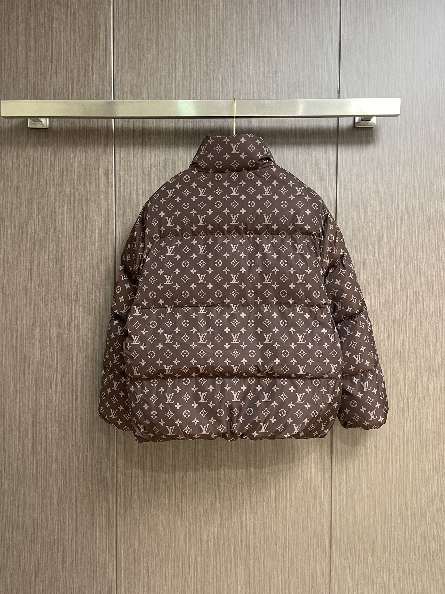 LV 2025ss秋冬新款老花满印立领羽绒服，限定款老花羽绒服，原厂客供定制级别聚酯纤维尼龙面料，轻盈水