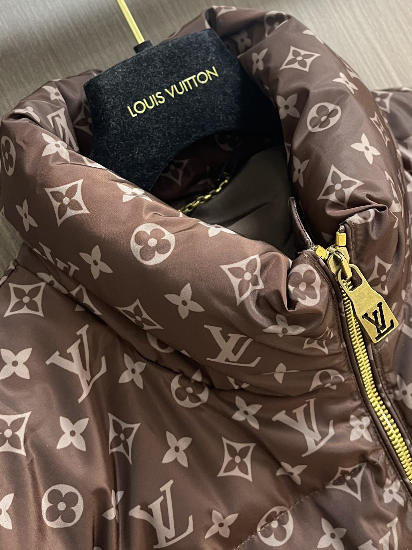 LV 2025ss秋冬新款老花满印立领羽绒服，限定款老花羽绒服，原厂客供定制级别聚酯纤维尼龙面料，轻盈水