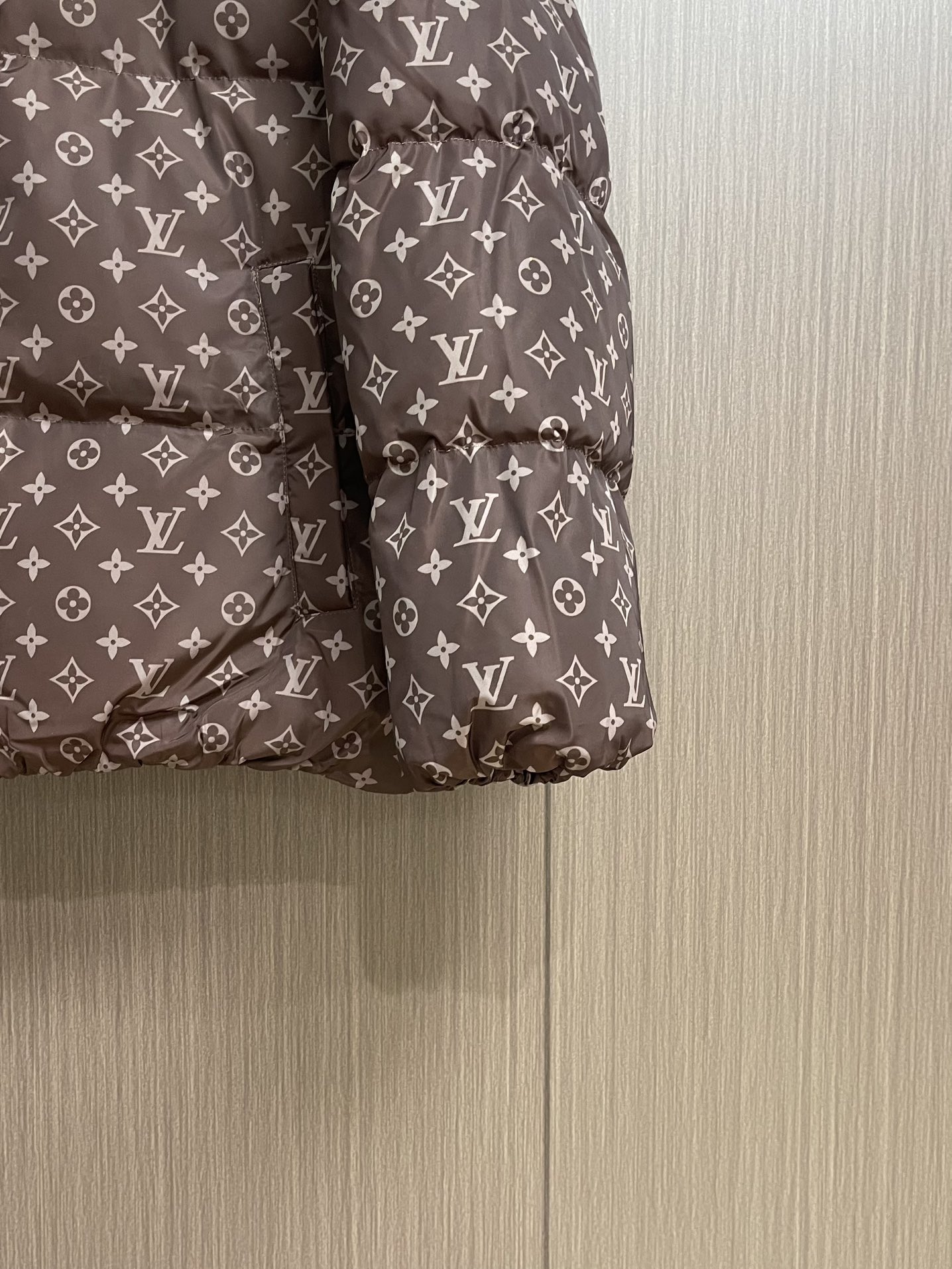 LV 2025ss秋冬新款老花满印立领羽绒服，限定款老花羽绒服，原厂客供定制级别聚酯纤维尼龙面料，轻盈水