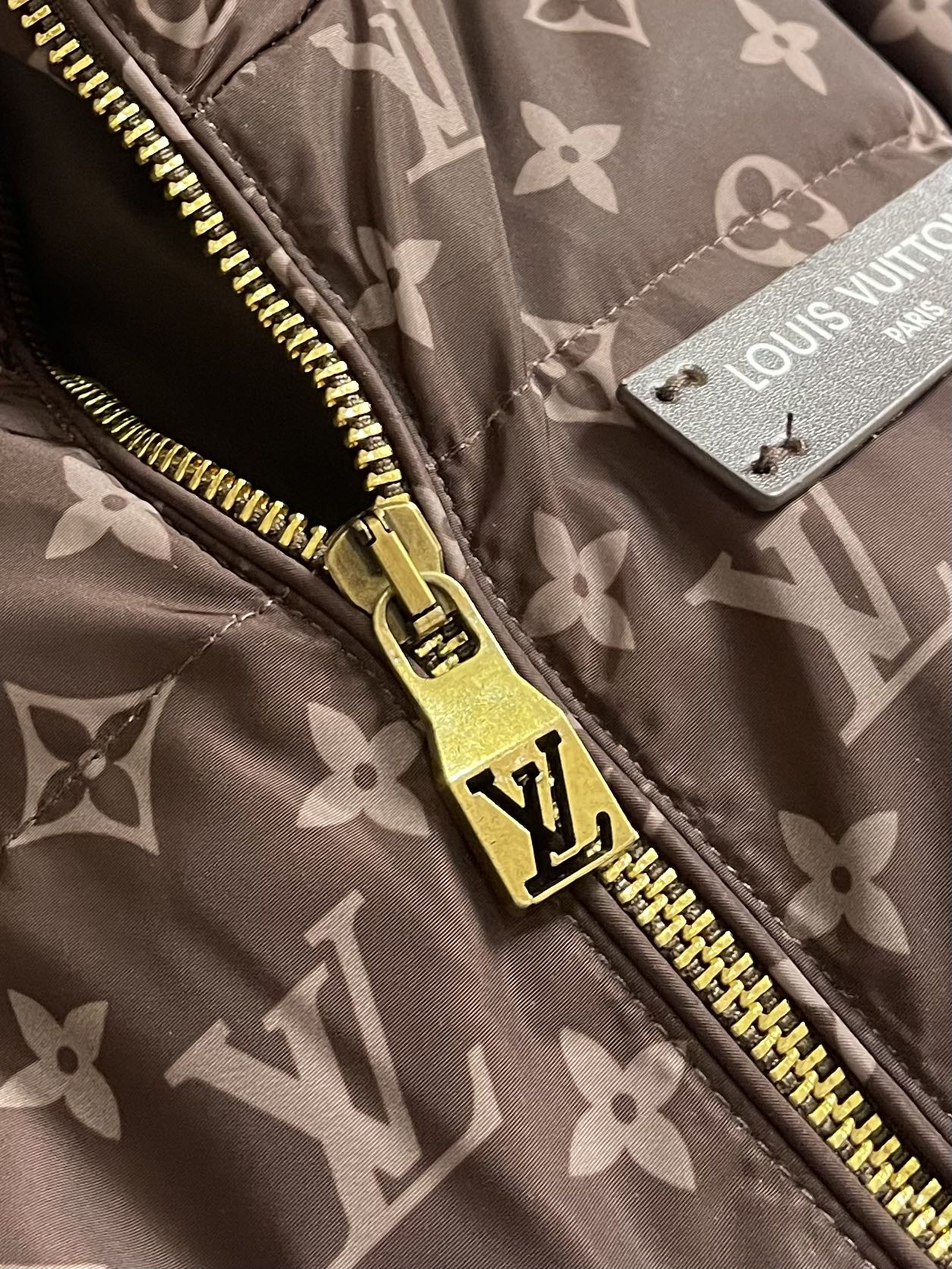 LV 2025ss秋冬新款老花满印立领羽绒服，限定款老花羽绒服，原厂客供定制级别聚酯纤维尼龙面料，轻盈水