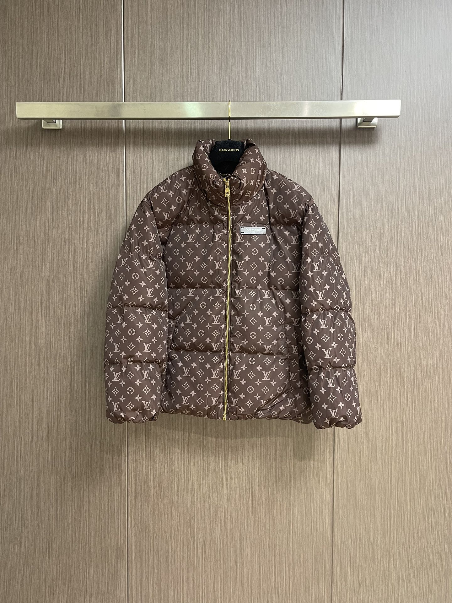 NO:537689,LV 2025ss autumn and winter new style presbyopia full-print stand-alone down jacket, limited style presbyopia down jacket, original customer-supplied customized grade polyester fiber nylon fabric, light and moist texture has delicate, soft, warm and breathable characteristics, 90% down and 10% feathers are filled with soft and elasticity, effective locking and keeping warmer stronger, and pressure resistance is also quite excellent. The whole printed letter logo shows a new exquisite and luxurious feeling. Size 46-52,,louis vuitton, down jacket, alexander wang19860909LV 2025ss秋冬新款老花满印立领羽绒服,限定款老花羽绒服,原厂客供定制级别聚酯纤维尼龙面料,轻盈水润的质感拥有细腻柔软保暖透气的特性,内里填充90％绒10％羽毛,柔软回弹性好,有效锁暖让留暖性更为强大,抗压耐寒也是相当优异.通体印花字母logo展现全新的精致奢华感.尺码46-52,,louis vuitton,down jacket,alexander wang,Men's clothing