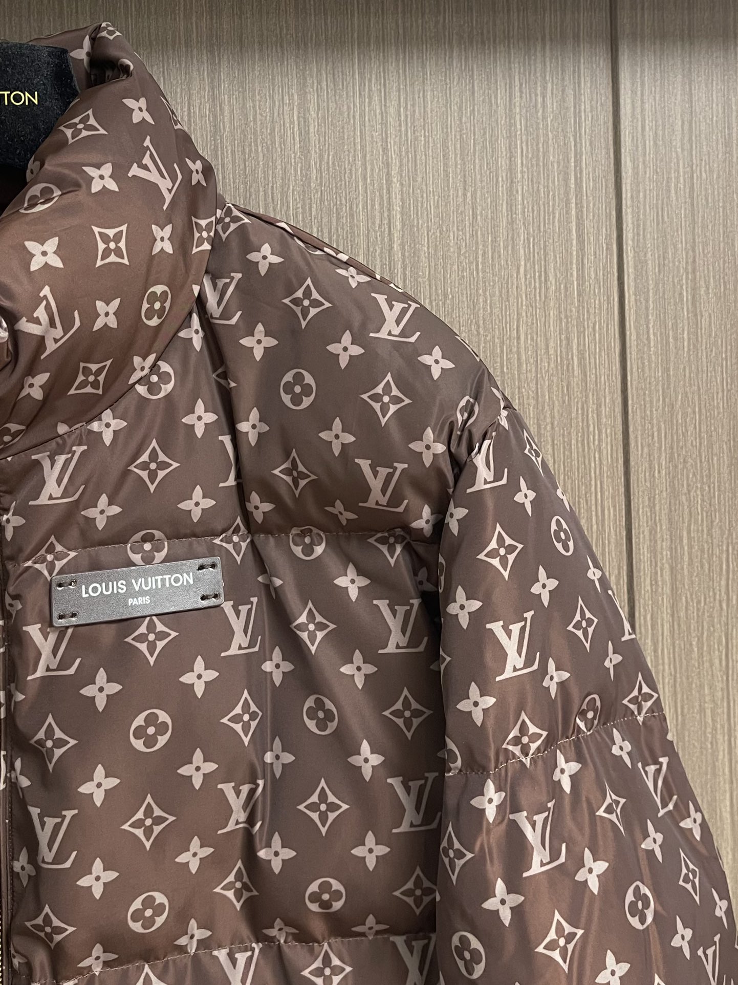 LV 2025ss秋冬新款老花满印立领羽绒服，限定款老花羽绒服，原厂客供定制级别聚酯纤维尼龙面料，轻盈水