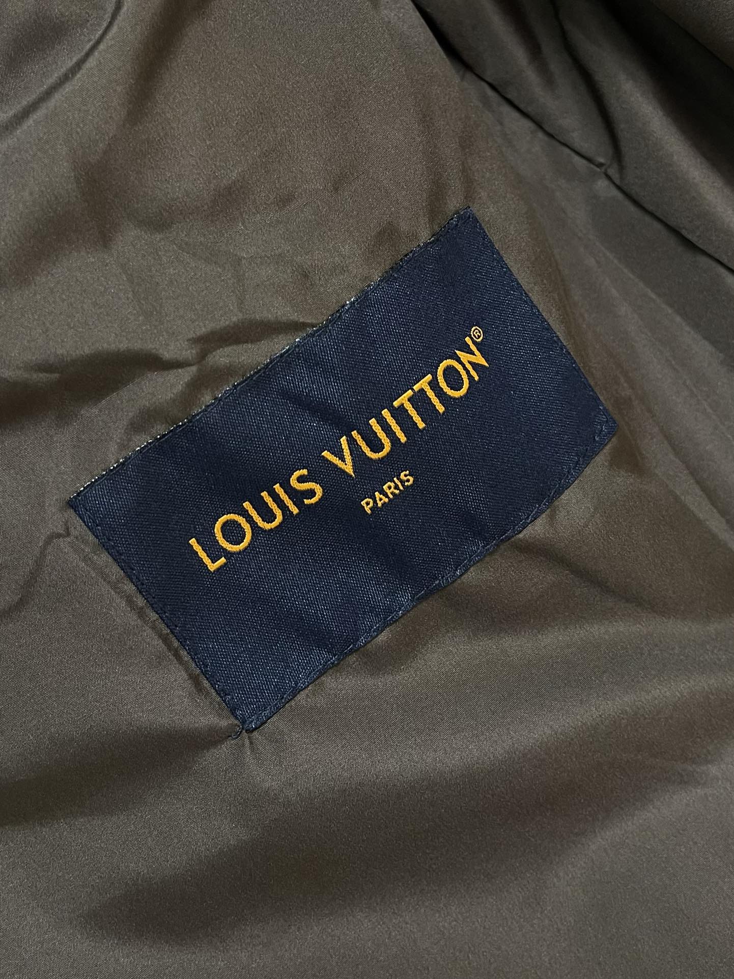 LV 2025ss秋冬新款老花满印立领羽绒服，限定款老花羽绒服，原厂客供定制级别聚酯纤维尼龙面料，轻盈水