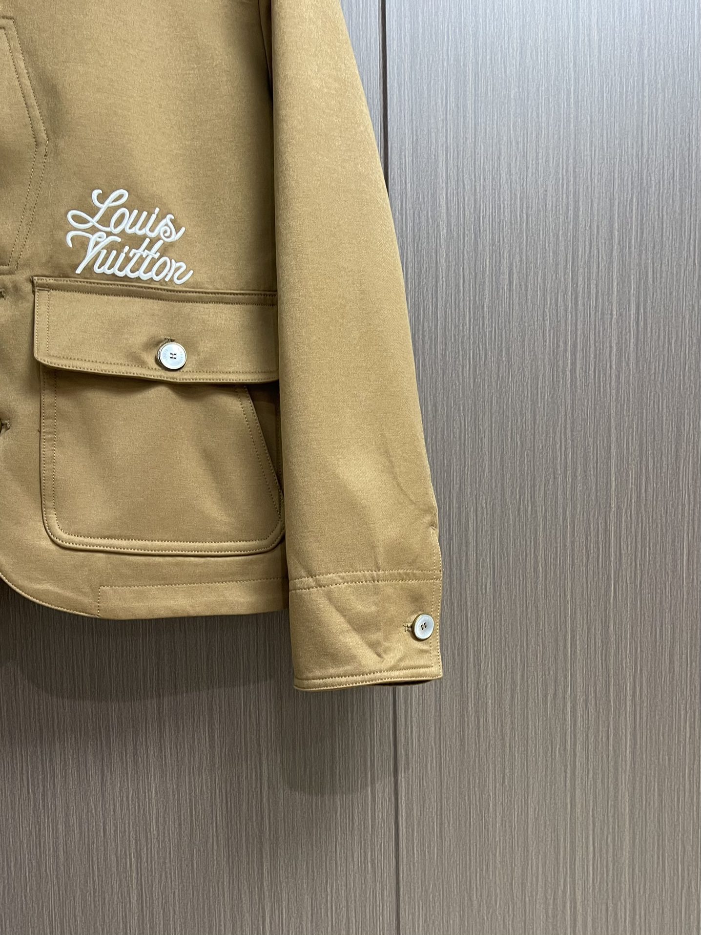 LV 2025ss新款Nigo联名 垂钓棉质帆布工装夹克皮领外套，出自 2025 秋冬秀场 arrell