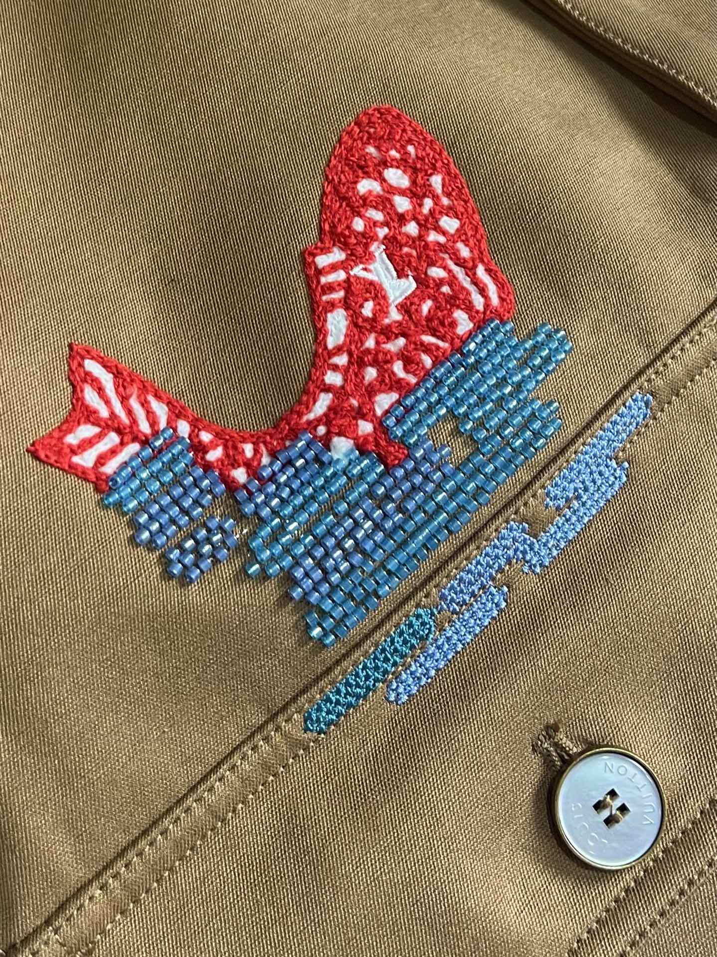 LV 2025ss新款Nigo联名 垂钓棉质帆布工装夹克皮领外套，出自 2025 秋冬秀场 arrell