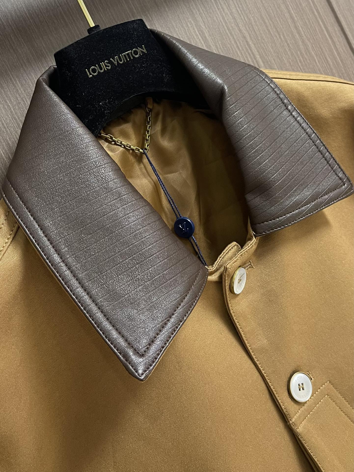 LV 2025ss新款Nigo联名 垂钓棉质帆布工装夹克皮领外套，出自 2025 秋冬秀场 arrell