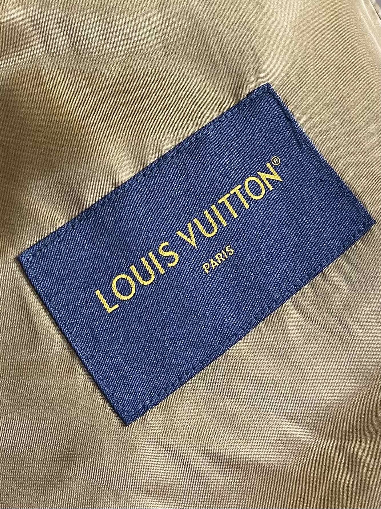 LV 2025ss新款Nigo联名 垂钓棉质帆布工装夹克皮领外套，出自 2025 秋冬秀场 arrell