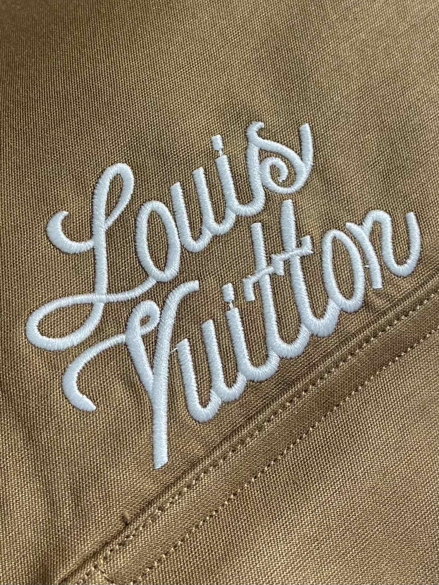 LV 2025ss新款Nigo联名 垂钓棉质帆布工装夹克皮领外套，出自 2025 秋冬秀场 arrell