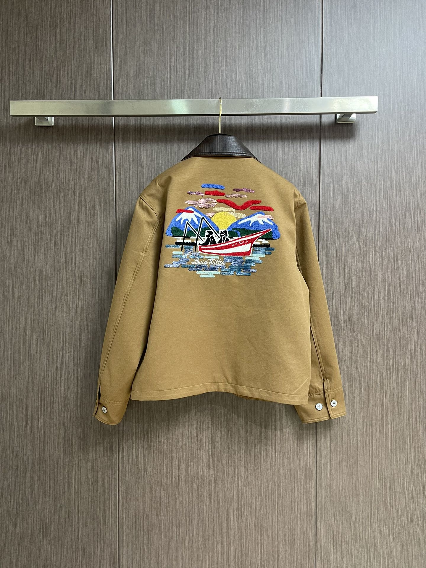 LV 2025ss新款Nigo联名 垂钓棉质帆布工装夹克皮领外套，出自 2025 秋冬秀场 arrell