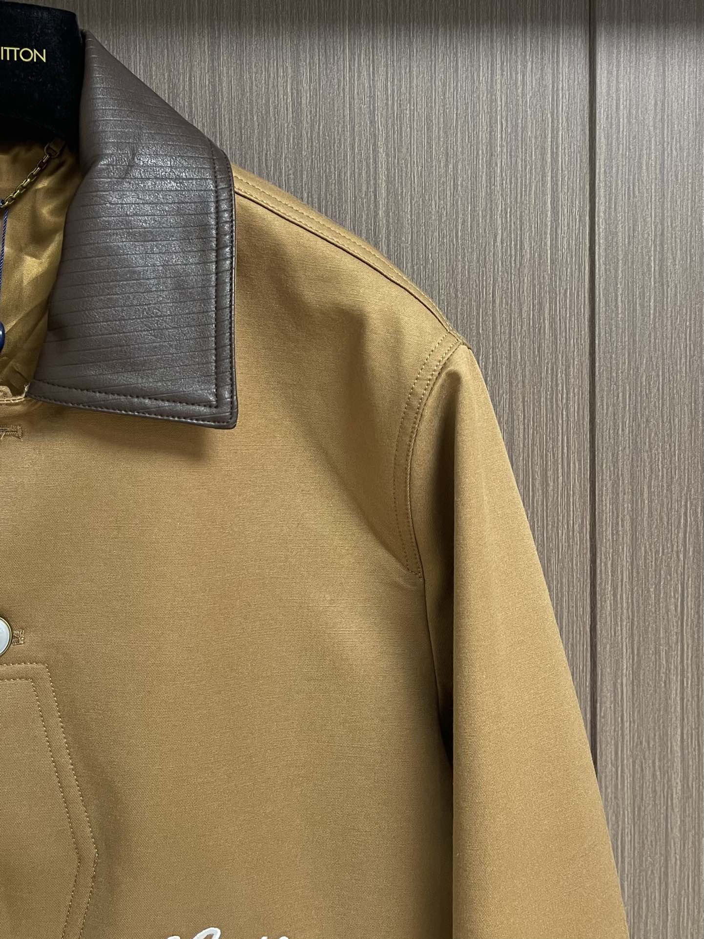 LV 2025ss新款Nigo联名 垂钓棉质帆布工装夹克皮领外套，出自 2025 秋冬秀场 arrell