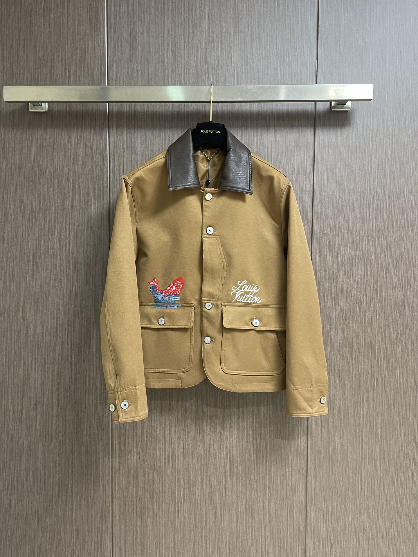 NO:537674,LV 2025ss new Nigo co-branded fishing cotton canvas work jacket leather collar jacket, from a collaboration series created by arrell Williams and Nigo in the 2025 autumn and winter show, with colorful sequins and beaded embroidery brand logo. The handwritten Louis Vuitton logo and the leaping koi split buttons above the flip pocket, the lively landscape pattern behind the two designers condenses the deep friendship. Ribbed leather collar and pearlescent buttons add a unique atmosphere. Size S-XL,,louis vuitton,louis vuitton,jackets & coats,jackets & coats,alexander wang19860909LV 2025ss新款Nigo联名 垂钓棉质帆布工装夹克皮领外套,出自 2025 秋冬秀场 arrell Williams与Nigo 联袂打造的合作系列,以斑斓亮片和串珠工致刺绣品牌标识.手写体路易威登标识和跃动的锦鲤分饰纽扣翻盖口袋上方,背后生机盎然的风景图案凝聚两位设计师的深厚友谊.罗纹皮革衣领和珠光纽扣再添别致气息.尺码S-XL,,louis vuitton,louis vuitton,jackets & coats,jackets & coats,alexander wang,Men's clothing