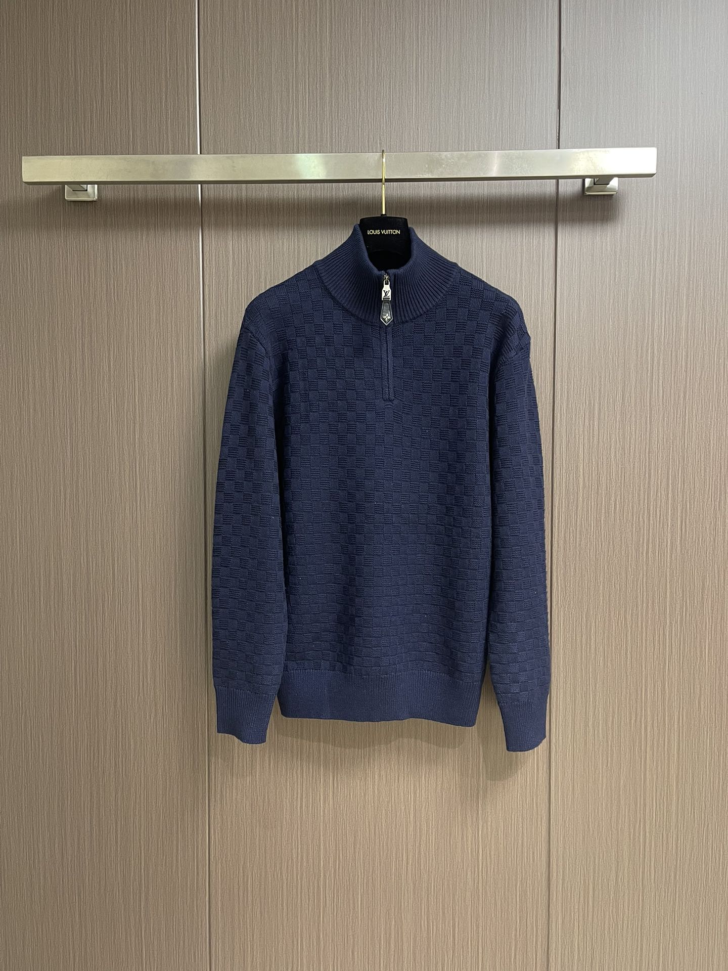 NO:565825,LV 2025FW dark mosaic full-print checkerboard half-zip knitted pullover, made of the same heavyweight pure cotton material as the original, with double threads. Each color is individually opened and dyed. The weaving requires an imported Stoll 16-needle machine. The embroidery uses Behringer embroidery technology to restore the same details. Customized dyeing without any color difference and size alignment. Ingenious craftsmanship is perfectly restored, three standards are complete, customized accessories. Sizes XS-L, Louis  vuitton,sweaters,alexander wang19860909LV 2025FW 暗纹马赛克满印棋盘格半拉链针织套头毛衣,采用原版一致重磅纯棉材质,双股进线,每一个颜色都是要去单独开缸定染,织造需要进口斯托尔16针机器,刺绣采用百灵达刺绣工艺,细节还原一致.定制定染无任何色差大小对位.匠心工艺完美还原,三标齐全,定制辅料.尺码XS-L,,louis vuitton,sweaters,alexander wang,Men's clothing