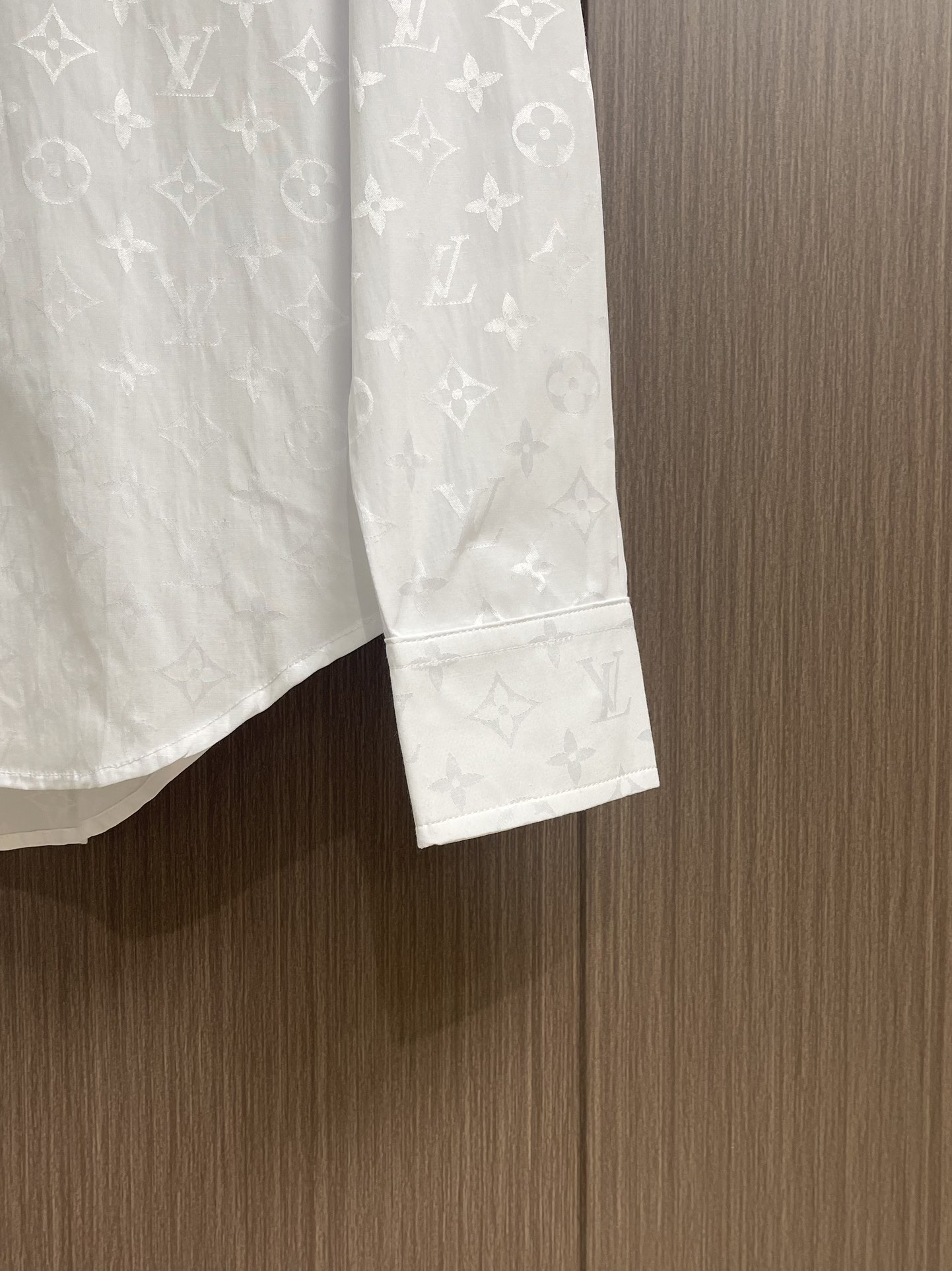 LV 满幅老花长袖衬衫，本款衬衫为挺括棉布全幅铺陈 Monogram 提花图案，以经典廓形轻松升级日常造