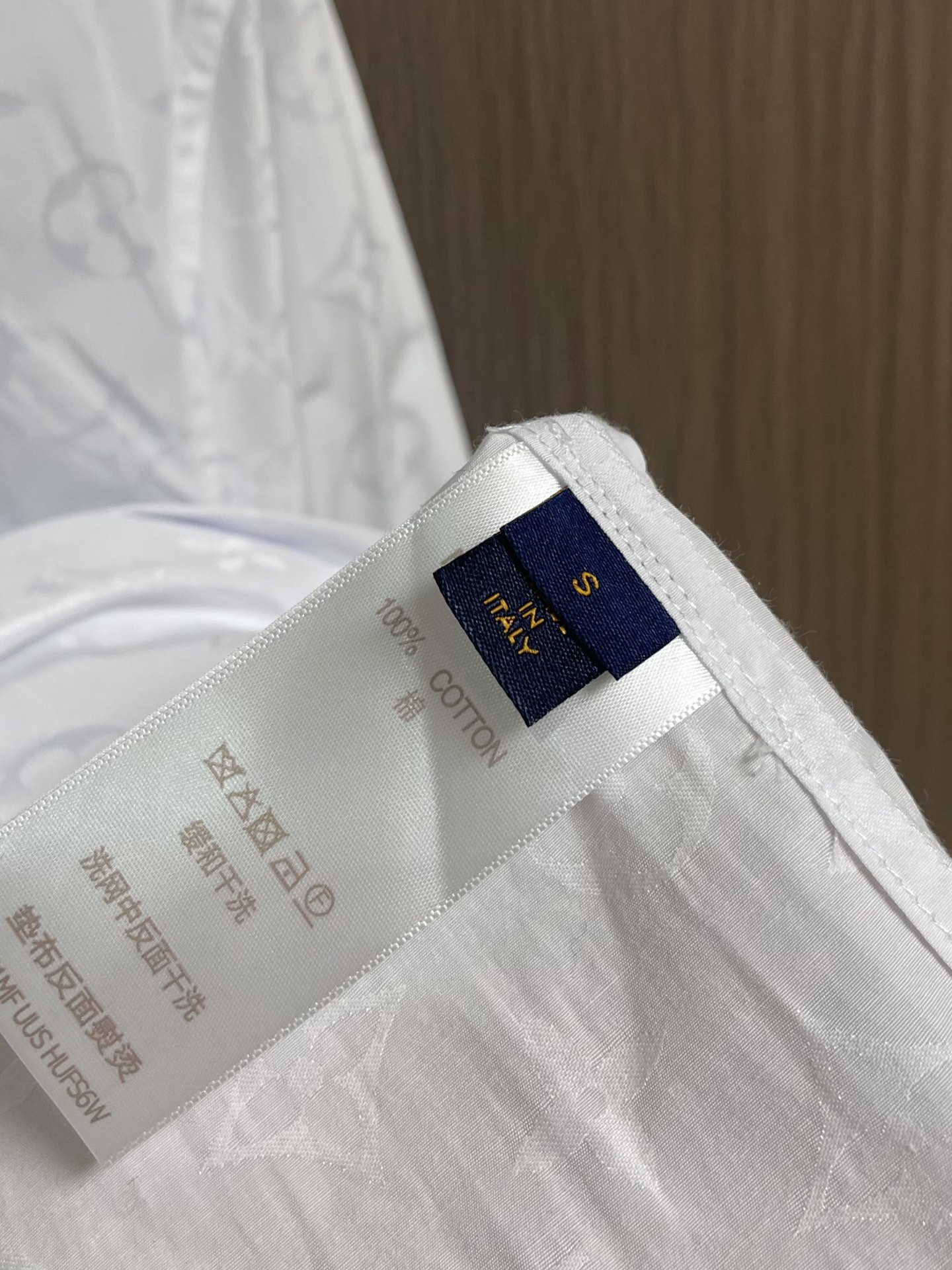 LV 满幅老花长袖衬衫，本款衬衫为挺括棉布全幅铺陈 Monogram 提花图案，以经典廓形轻松升级日常造