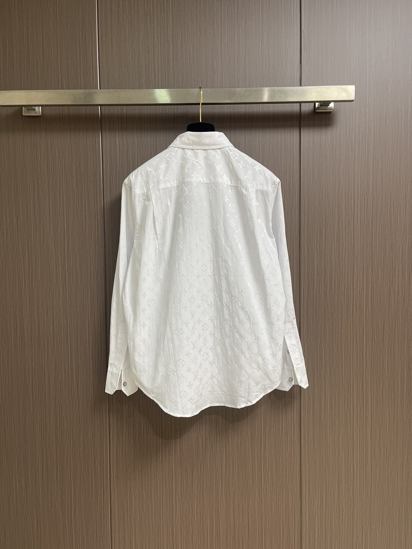 LV 满幅老花长袖衬衫，本款衬衫为挺括棉布全幅铺陈 Monogram 提花图案，以经典廓形轻松升级日常造