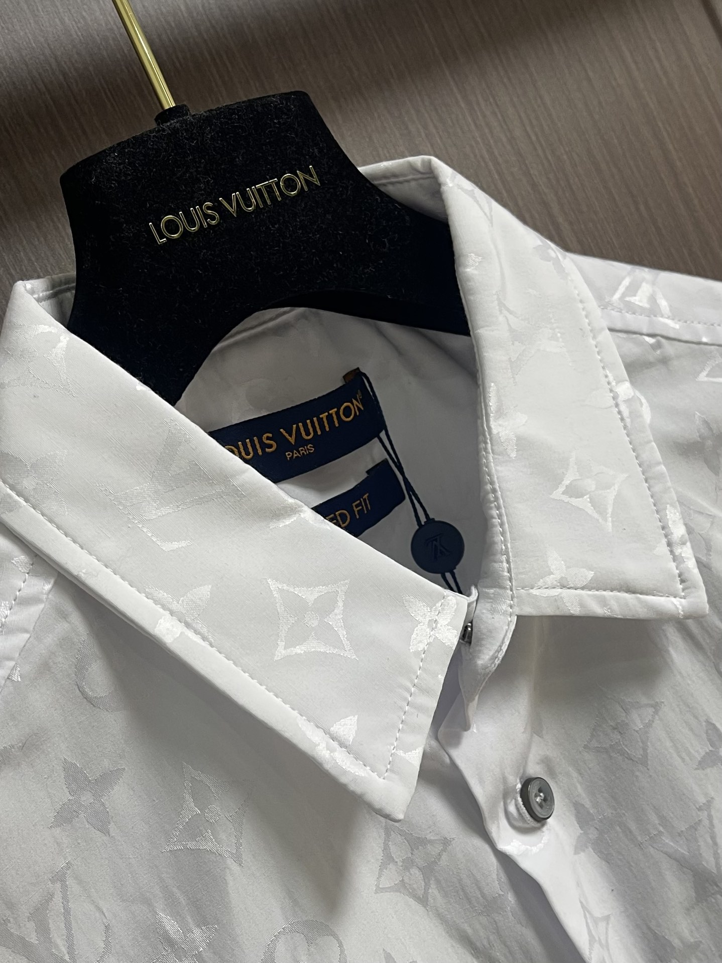 LV 满幅老花长袖衬衫，本款衬衫为挺括棉布全幅铺陈 Monogram 提花图案，以经典廓形轻松升级日常造