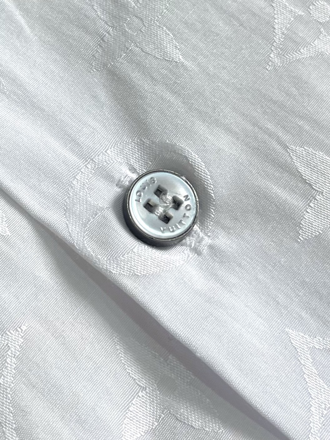 LV 满幅老花长袖衬衫，本款衬衫为挺括棉布全幅铺陈 Monogram 提花图案，以经典廓形轻松升级日常造